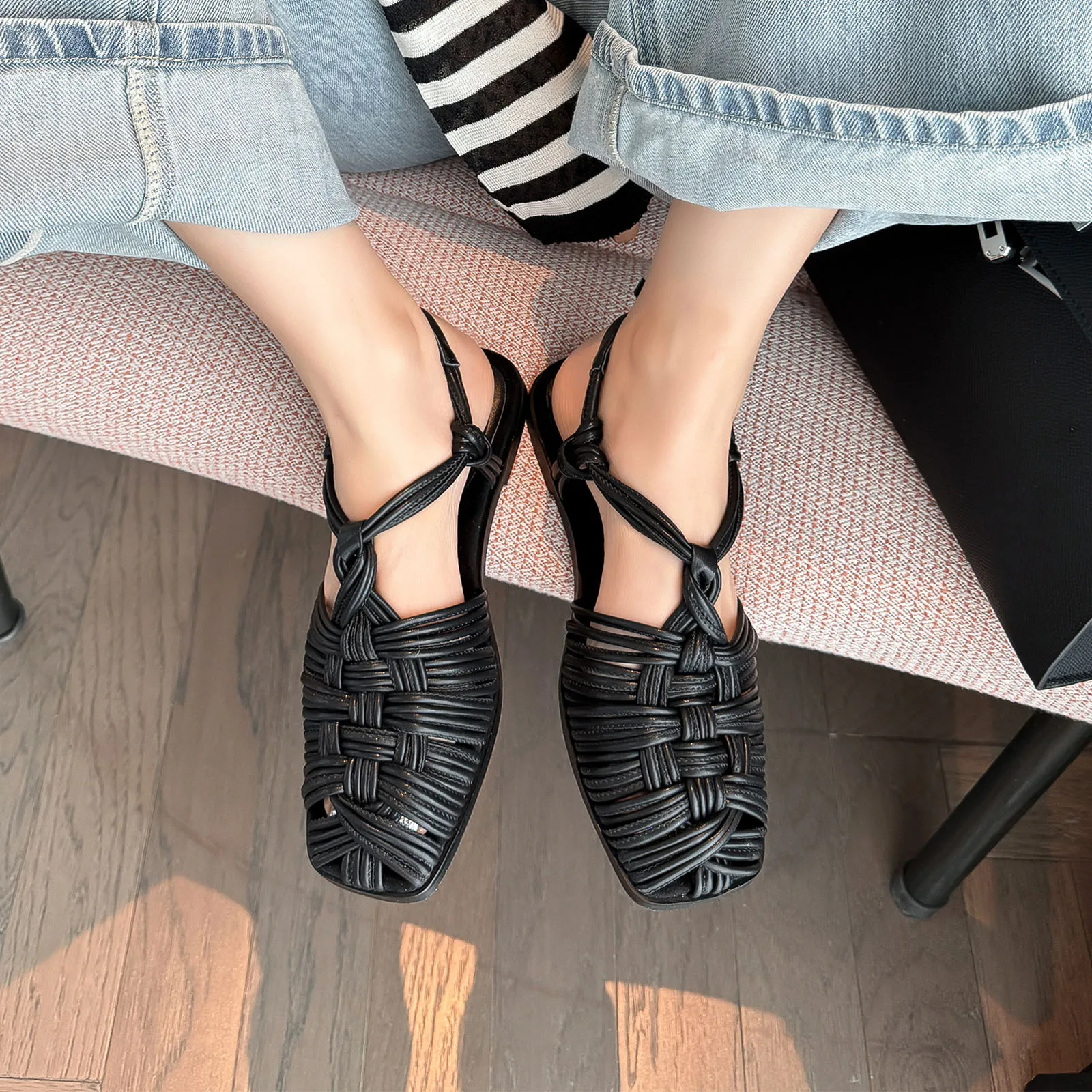 Arden Furtado 2025 Summer Microfiber Narrow Band weave Closed toe Sandals Square toe Low heel Buckle strap beach sandals
Arden Furtado 2025 Summer Microfiber Narrow Band weave Closed toe Sandals Square toe Low heel Buckle strap beach sandals