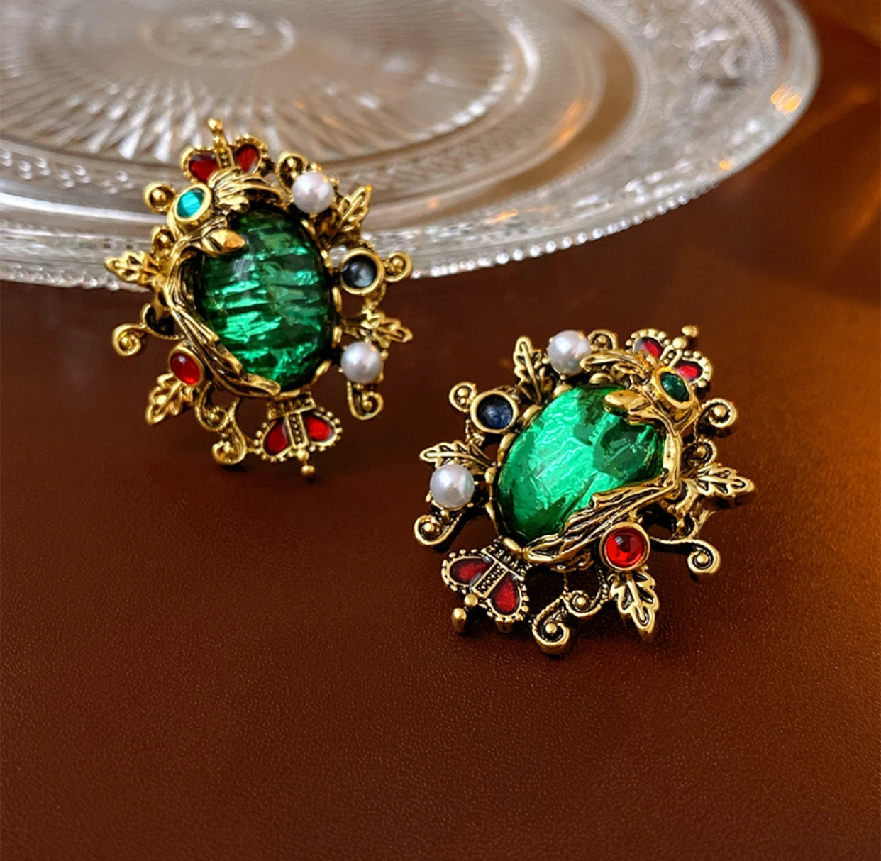Luxury emerald crown pearl stud earrings French retro court wind earrings, high sense of vintage middle earring
Luxury emerald crown pearl stud earrings French retro court wind earrings, high sense of vintage middle earring