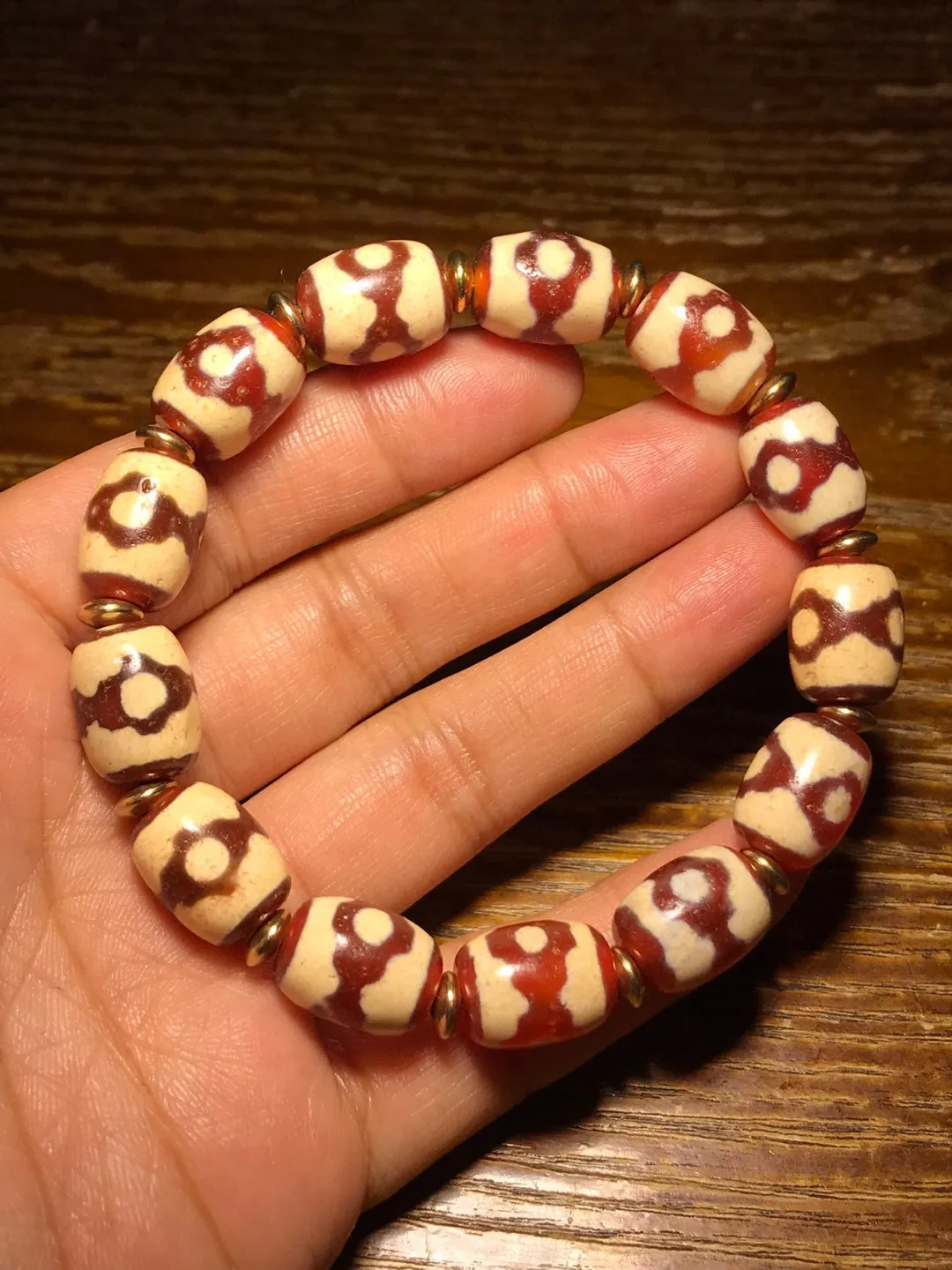 Tibetan weathered Daluo red meat mandala three-eyed dzi bucket bracelet Ran agate male and female multi-treasure bracelet 10*14m
Tibetan weathered Daluo red meat mandala three-eyed dzi bucket bracelet Ran agate male and female multi-treasure bracelet 10*14m