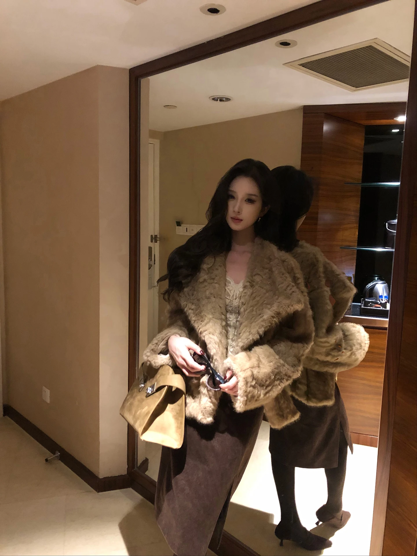 Женская утепленная куртка с большим воротником из овечьей шерсти, осень-зима 2025, новая модель, свободный крой, длинный рукав, повседневное пальто из плюша
Женская утепленная куртка с большим воротником из овечьей шерсти, осень-зима 2025, новая модель, свободный крой, длинный рукав, повседневное пальто из плюша