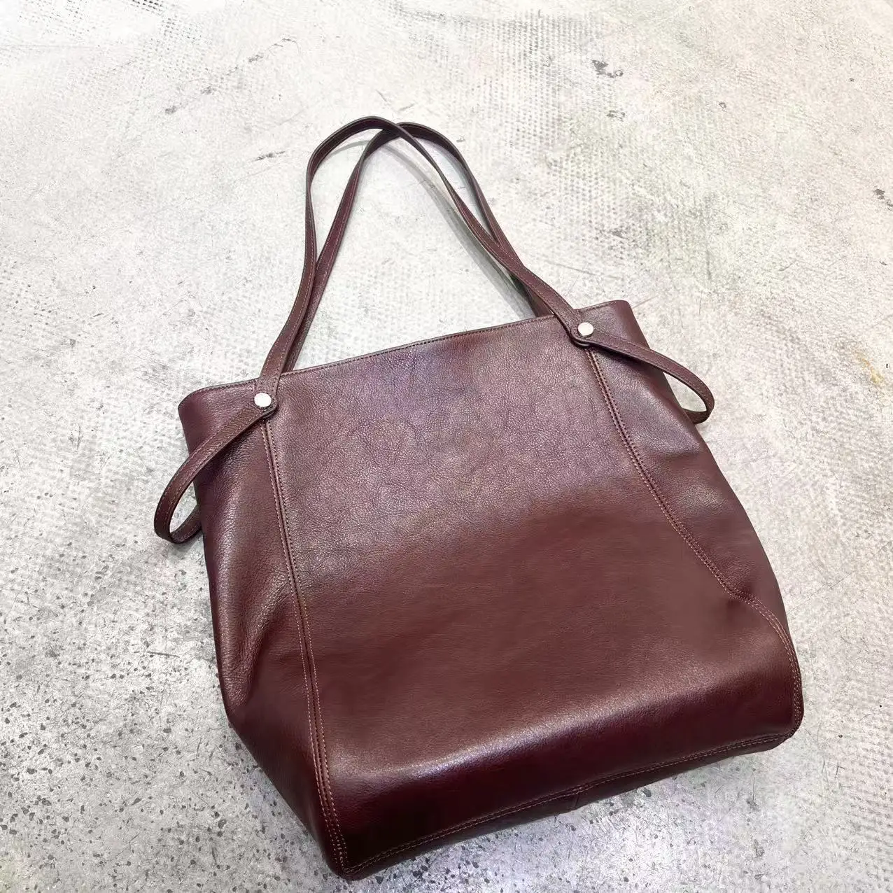 Genuine Leather Women's Shoulder Bag, Spacious Minimalist Tote with Vegetable-Tanned Top Grain Cowhide, Versatile Handheld Purse
Genuine Leather Women's Shoulder Bag, Spacious Minimalist Tote with Vegetable-Tanned Top Grain Cowhide, Versatile Handheld Purse