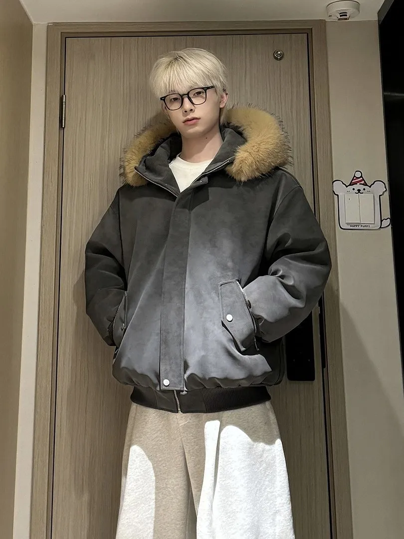 Мужская зимняя куртка из искусственной кожи с отстегивающимся меховым воротником и капюшоном, утепленная хлопком, в американском стиле, для защиты от холода, тепла и ветра
Мужская зимняя куртка из искусственной кожи с отстегивающимся меховым воротником и капюшоном, утепленная хлопком, в американском стиле, для защиты от холода, тепла и ветра