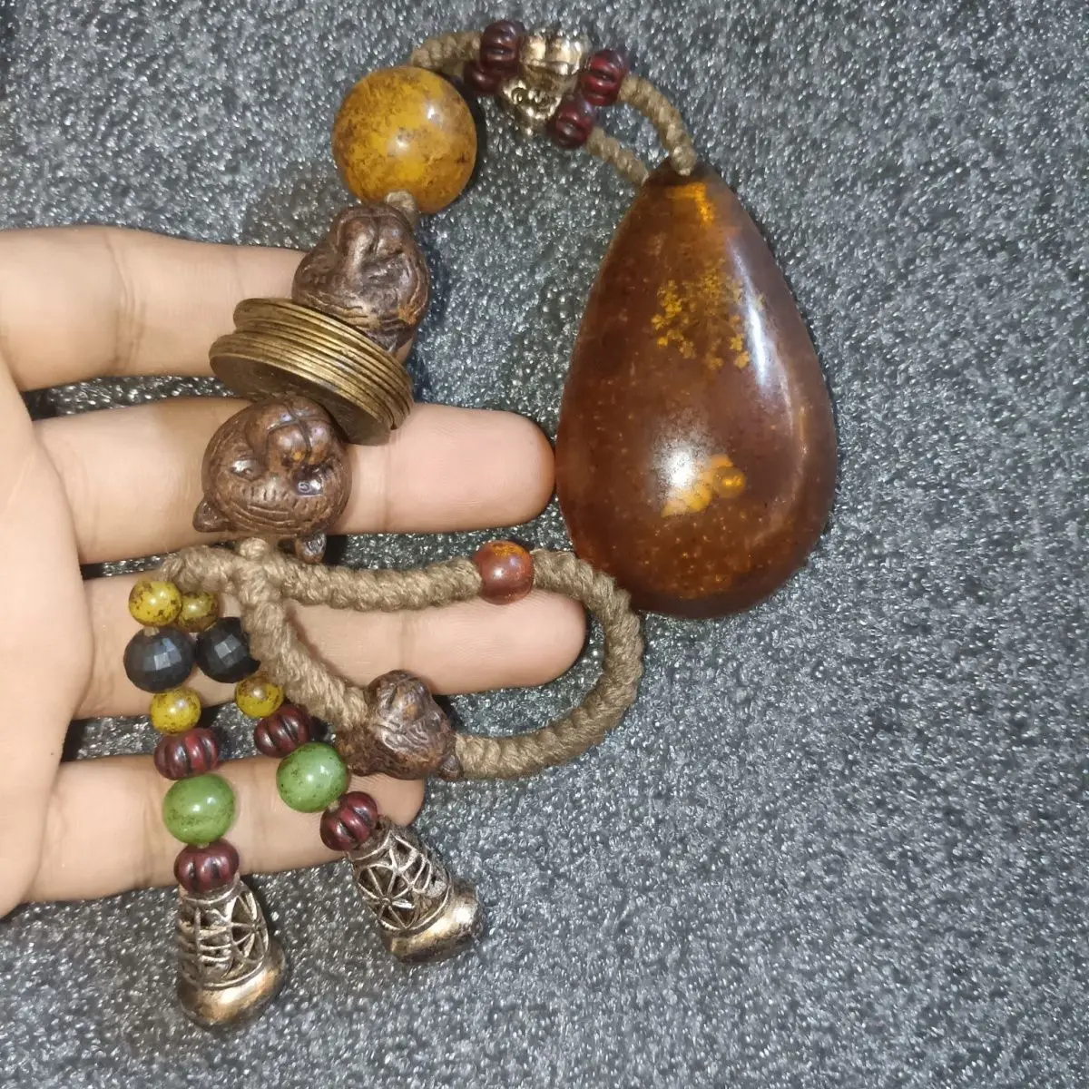 Antique collection boutique antique amber handle pendant blessing ornament, mellow pulp, good condition
Antique collection boutique antique amber handle pendant blessing ornament, mellow pulp, good condition