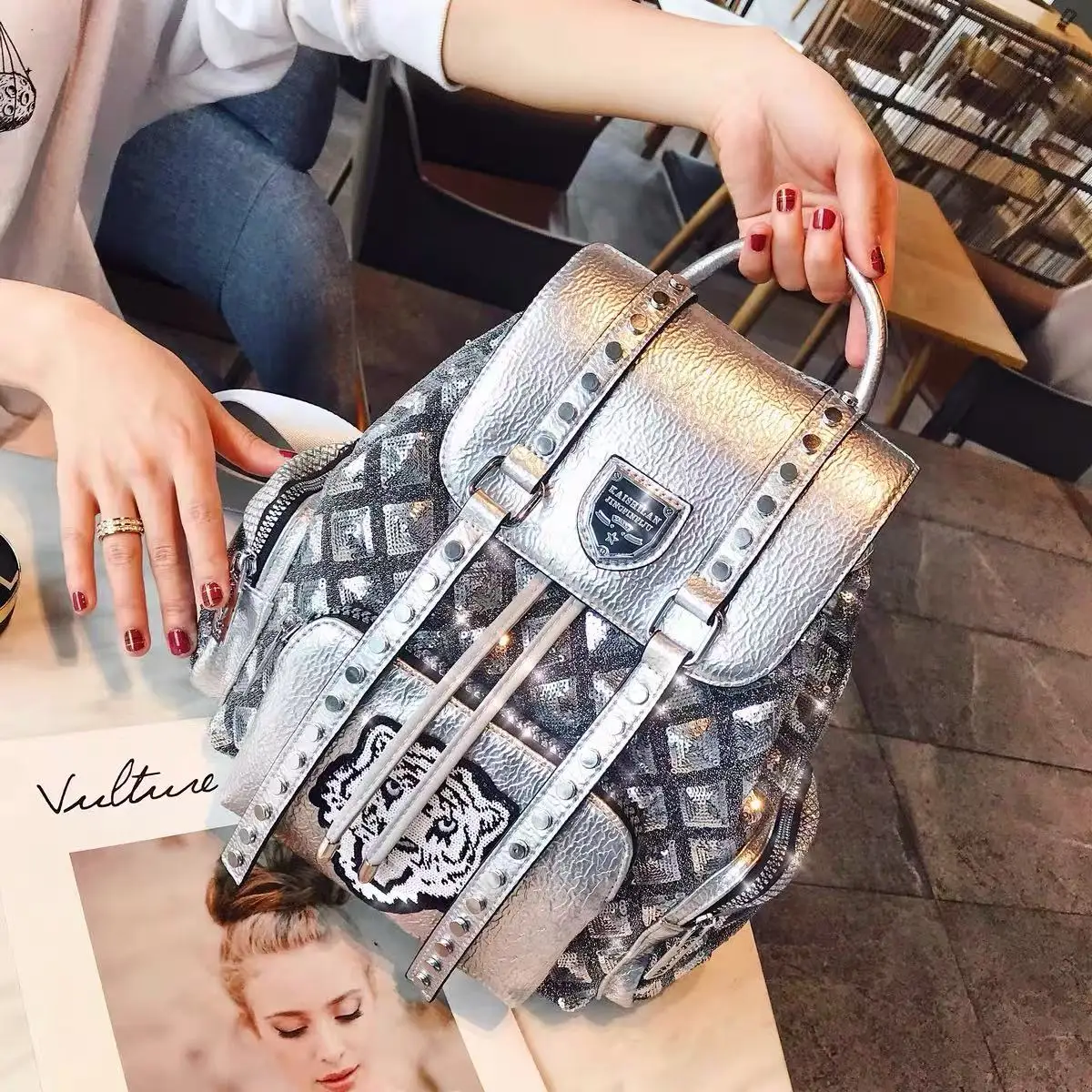 High Quality Glitter Sequins Women's Handbag Textured Leather Fashion Backpacks Lady Purse Shoulder Messenger Bag Travel Bag
High Quality Glitter Sequins Women's Handbag Textured Leather Fashion Backpacks Lady Purse Shoulder Messenger Bag Travel Bag