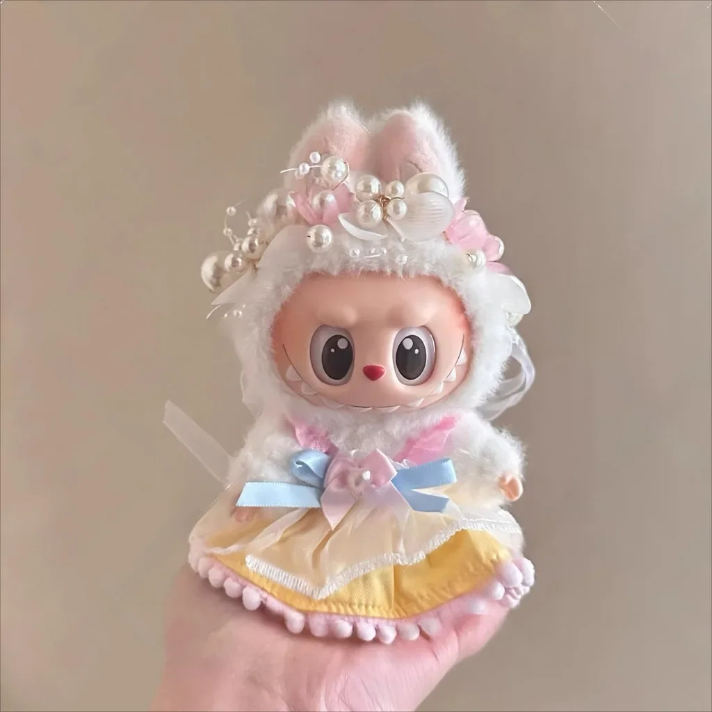 Элегантное платье Labubu Ropa с жемчужным головным убором — очаровательный и модный наряд с тематикой Labubu
Элегантное платье Labubu Ropa с жемчужным головным убором — очаровательный и модный наряд с тематикой Labubu