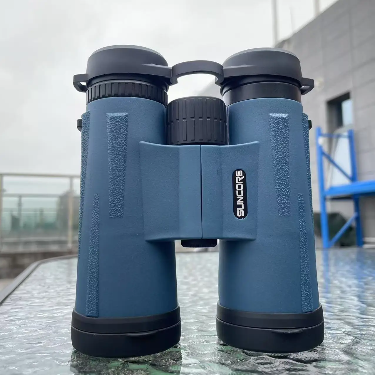 Бинокль SUNCORE 10x42 L, портативный и четкий, подходит для наблюдения за птицей, концертов и спортивных мероприятий.
Бинокль SUNCORE 10x42 L, портативный и четкий, подходит для наблюдения за птицей, концертов и спортивных мероприятий.