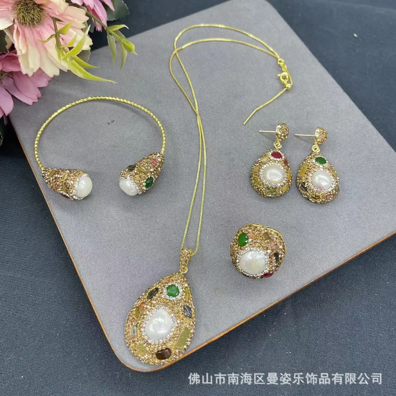Ore natural baroque pearl inlaid red and green jewelry exquisite four set stone vintage pendant necklace earring ring bracelet
Ore natural baroque pearl inlaid red and green jewelry exquisite four set stone vintage pendant necklace earring ring bracelet