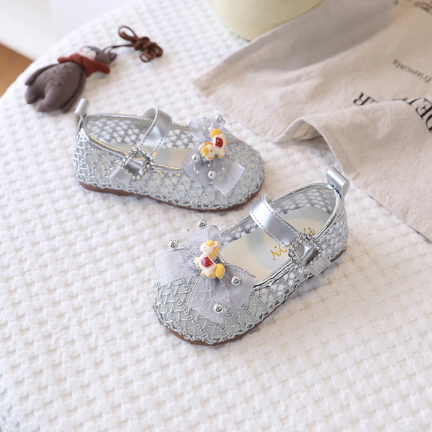 Girls' Sandals T-Strap with Cute Bow Princess Shoes for Girls Korean Style Multifunctional 2026 Summer New Casual Flat Shoes
Girls' Sandals T-Strap with Cute Bow Princess Shoes for Girls Korean Style Multifunctional 2026 Summer New Casual Flat Shoes