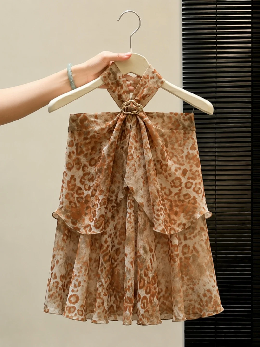 Summer Slim Fit Printed Neck Hanging Sleeveless Vest Women's Fashionable Top French Style Casual Holiday Wind Light Maturity
Summer Slim Fit Printed Neck Hanging Sleeveless Vest Women's Fashionable Top French Style Casual Holiday Wind Light Maturity