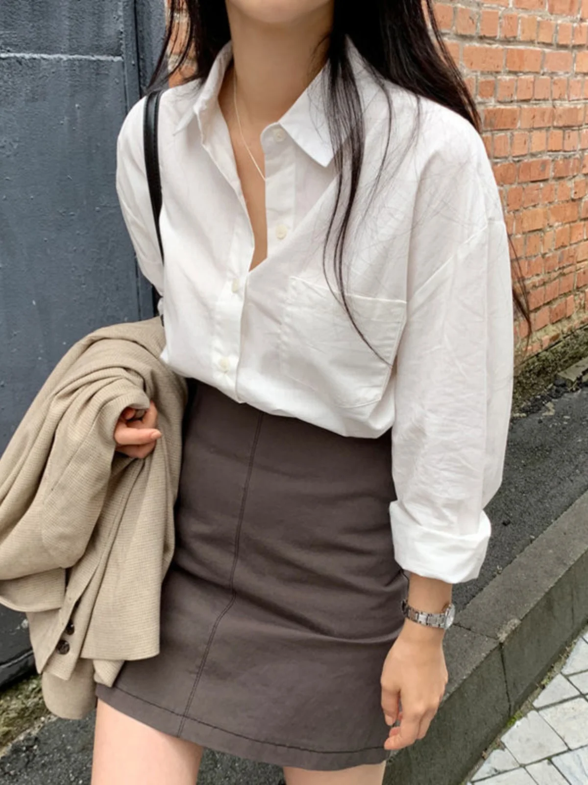Повседневная белая женская рубашка, весенне-осенняя, новая модель, в стиле легкой зрелости, для офиса, свободного кроя, базовый слой, корейская версия, модная, универсальная
Повседневная белая женская рубашка, весенне-осенняя, новая модель, в стиле легкой зрелости, для офиса, свободного кроя, базовый слой, корейская версия, модная, универсальная