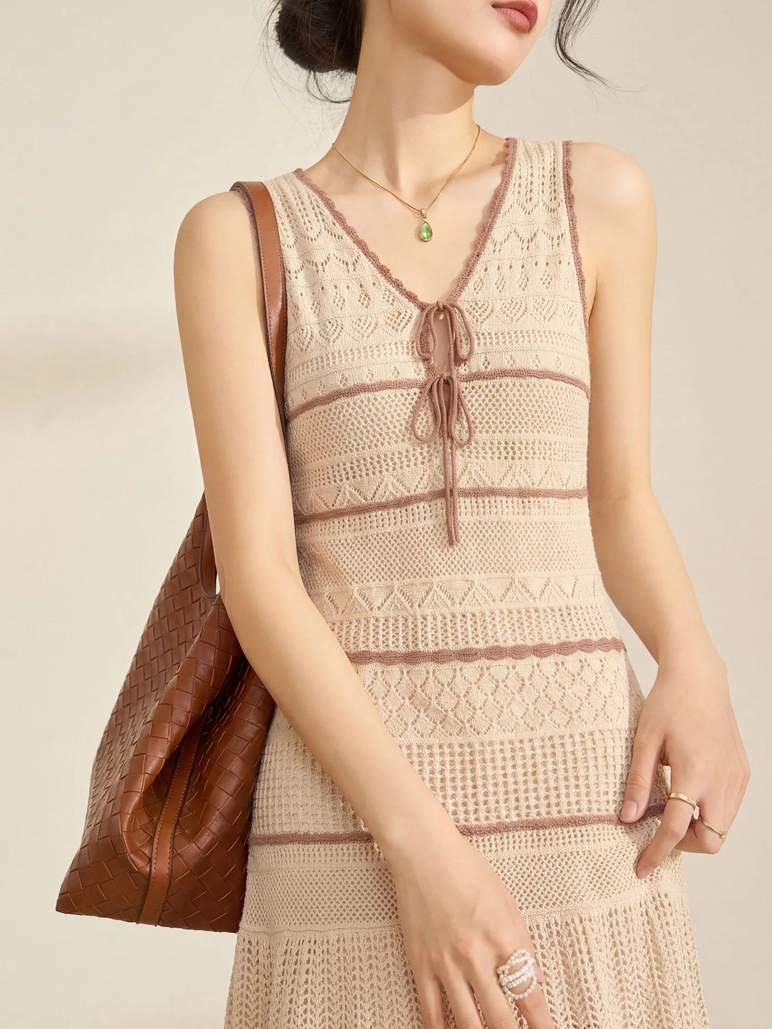 Champagne Color Knitted V-Neck Dress Flowing Era Spring Casual Hollow out Sleeveless Holiday Wear Women's Fashion Polyester
Champagne Color Knitted V-Neck Dress Flowing Era Spring Casual Hollow out Sleeveless Holiday Wear Women's Fashion Polyester