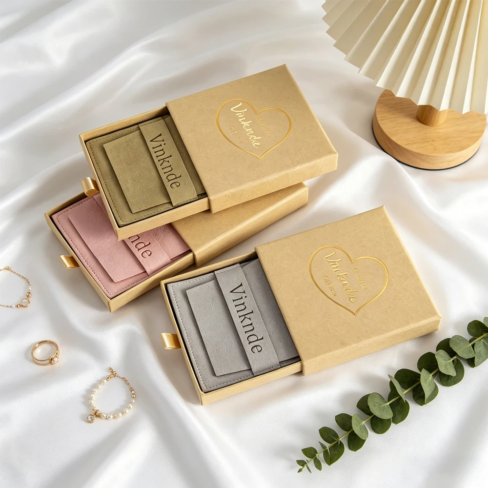 Custom Logo Paper Sliding Drawer Jewelry Box Cardboard Earrings Rings Boxes With Microfiber Suede Flap Pouch Dust Gift Bag Case
Custom Logo Paper Sliding Drawer Jewelry Box Cardboard Earrings Rings Boxes With Microfiber Suede Flap Pouch Dust Gift Bag Case