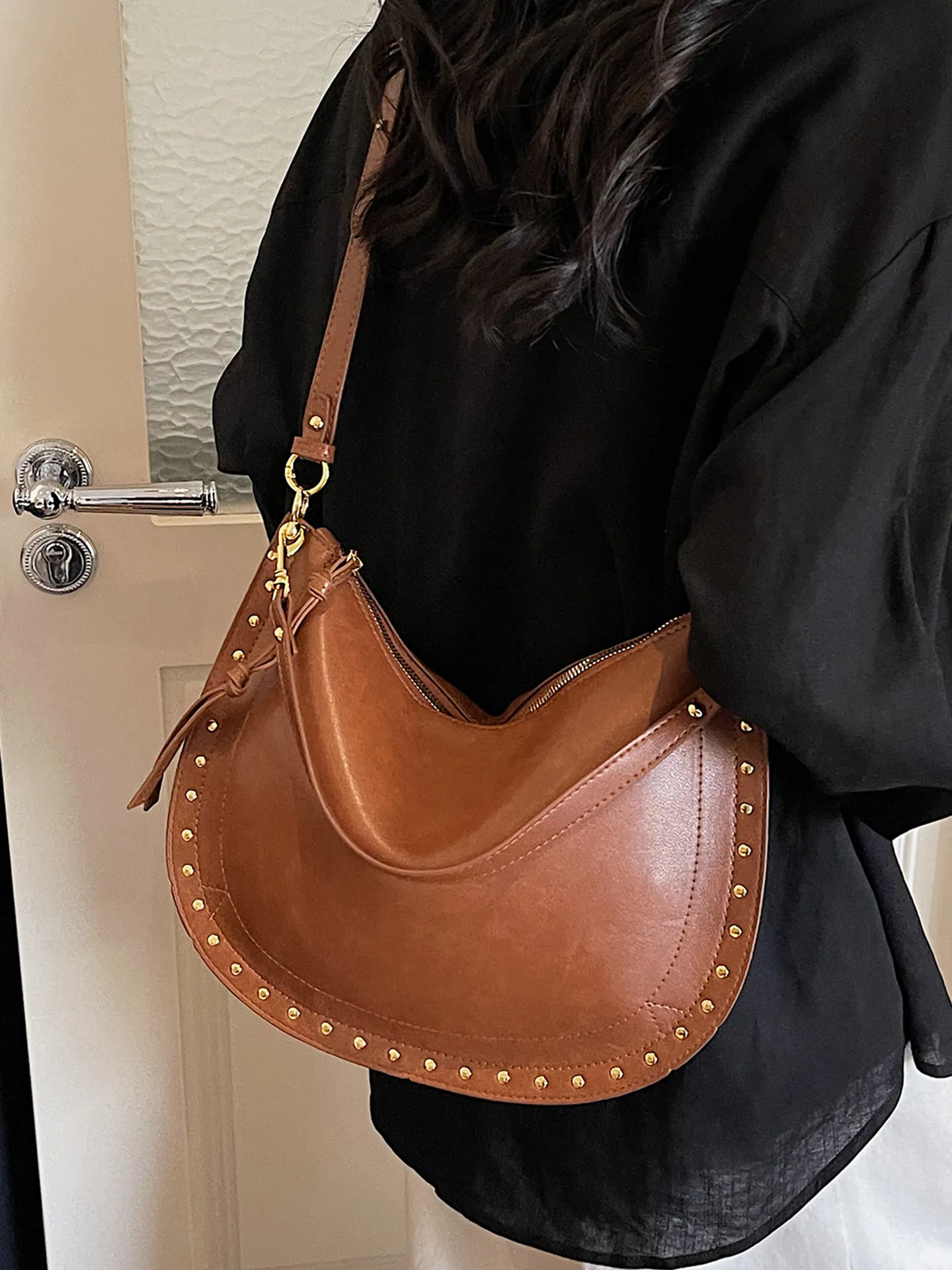 Retro Light Luxury Rivet Bag Women's 2026 New Spring Commuter One Shoulder Bag Casual Large Capacity Crossbody Bags
Retro Light Luxury Rivet Bag Women's 2026 New Spring Commuter One Shoulder Bag Casual Large Capacity Crossbody Bags