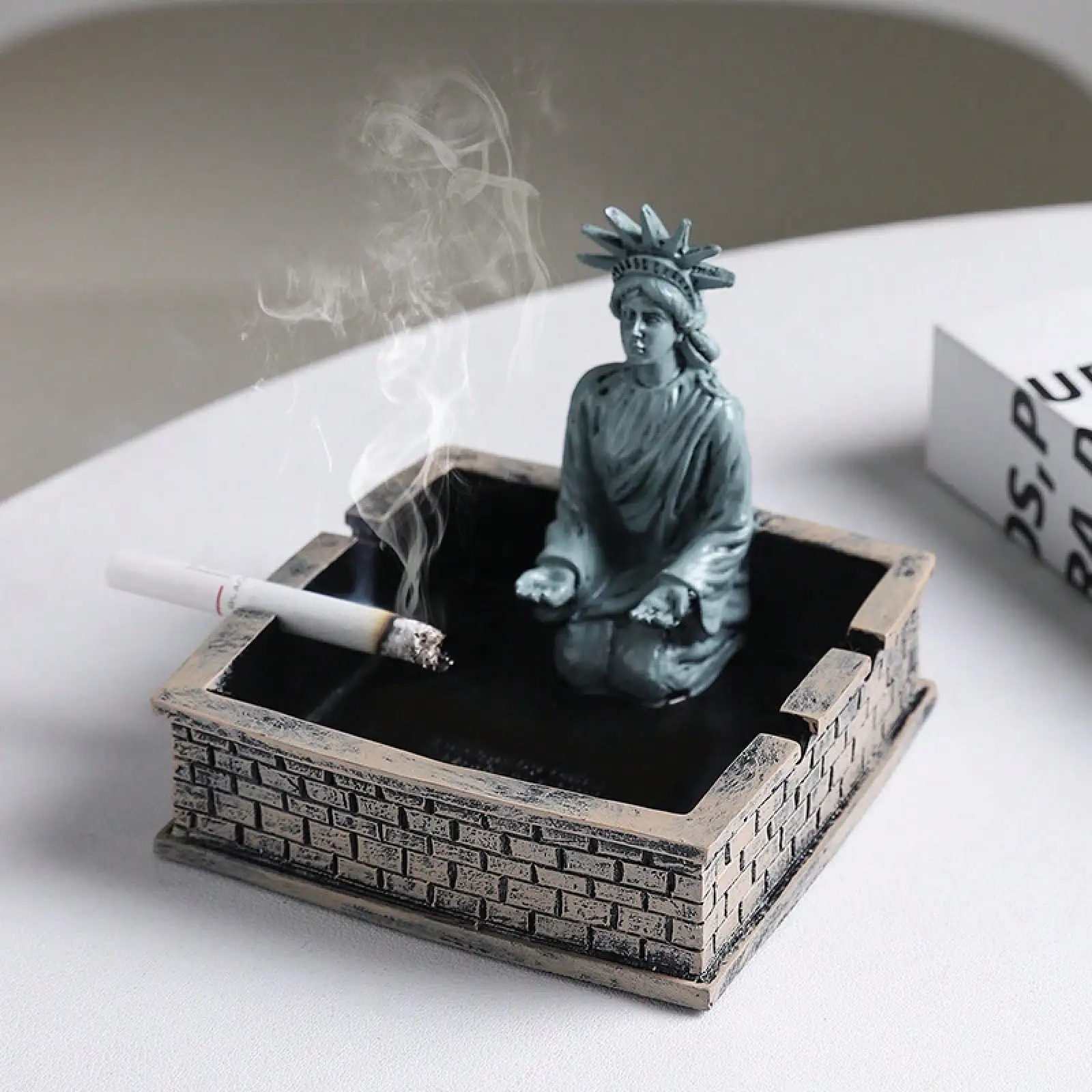 1PC Creative Personalized Statue Of Liberty Ashtray, Home Living Room Office Desktop High-End Ashproof Ashtray, Liberty-Themed Premium Ash Holder, Neoclassical Desktop Dr, High-Aesthetic Liberty Ashtray
1PC Creative Personalized Statue Of Liberty Ashtray, Home Living Room Office Desktop High-End Ashproof Ashtray, Liberty-Themed Premium Ash Holder, Neoclassical Desktop Dr, High-Aesthetic Liberty Ashtray