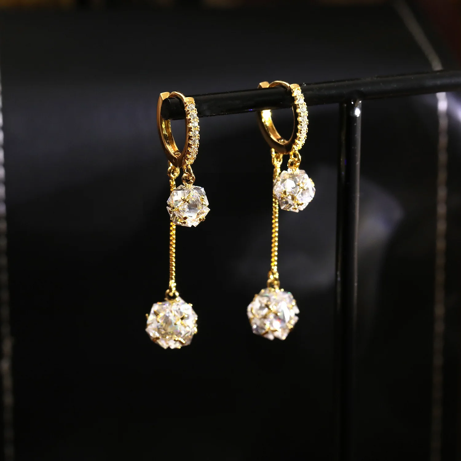 High End Long Drop Earrings for Women Elegant Shiny Cubic Zirconia Ball Tassel Ear Clips Delicate Versatile Bulk Wholesale
High End Long Drop Earrings for Women Elegant Shiny Cubic Zirconia Ball Tassel Ear Clips Delicate Versatile Bulk Wholesale