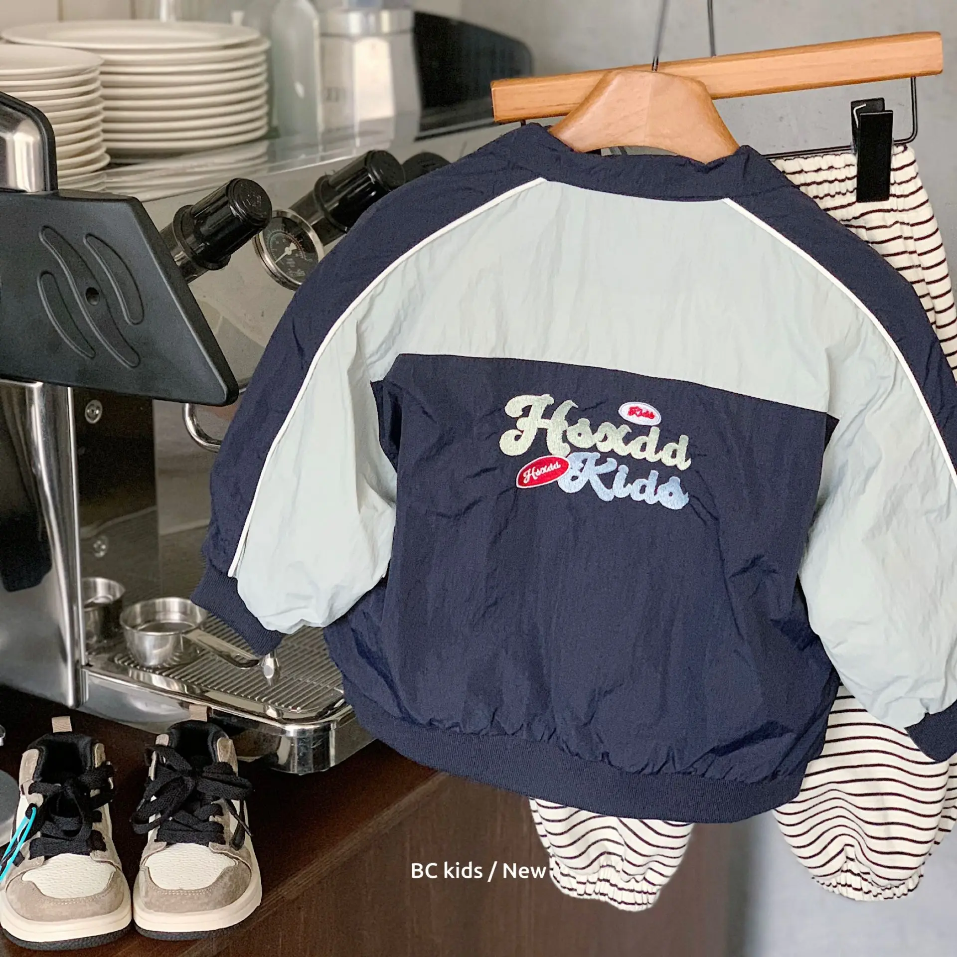 Детские осенние пальто для маленьких мальчиков, цветная куртка с вышивкой букв, куртка для маленьких мальчиков на молнии с отложным воротником, верхняя одежда для маленьких мальчиков
Детские осенние пальто для маленьких мальчиков, цветная куртка с вышивкой букв, куртка для маленьких мальчиков на молнии с отложным воротником, верхняя одежда для маленьких мальчиков