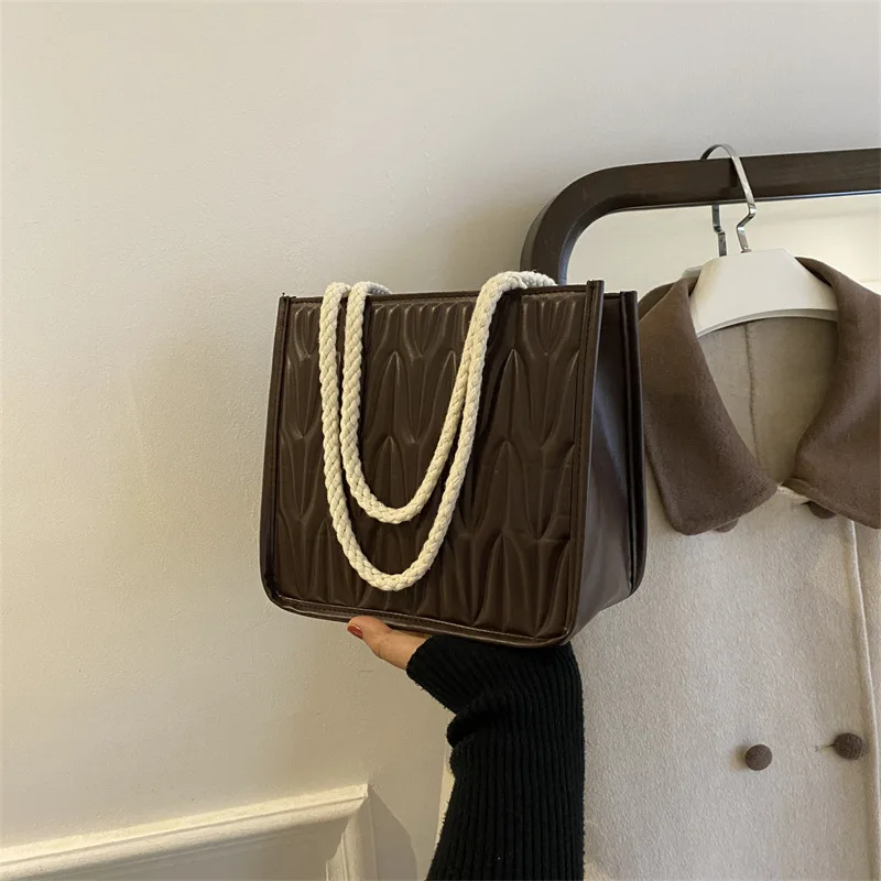 2025 Spring Vintage Wrinkled Shoulder Bag Womens Textured Square Underarm Purse Trendy Crossbody Bag for Daily Use
2025 Spring Vintage Wrinkled Shoulder Bag Womens Textured Square Underarm Purse Trendy Crossbody Bag for Daily Use