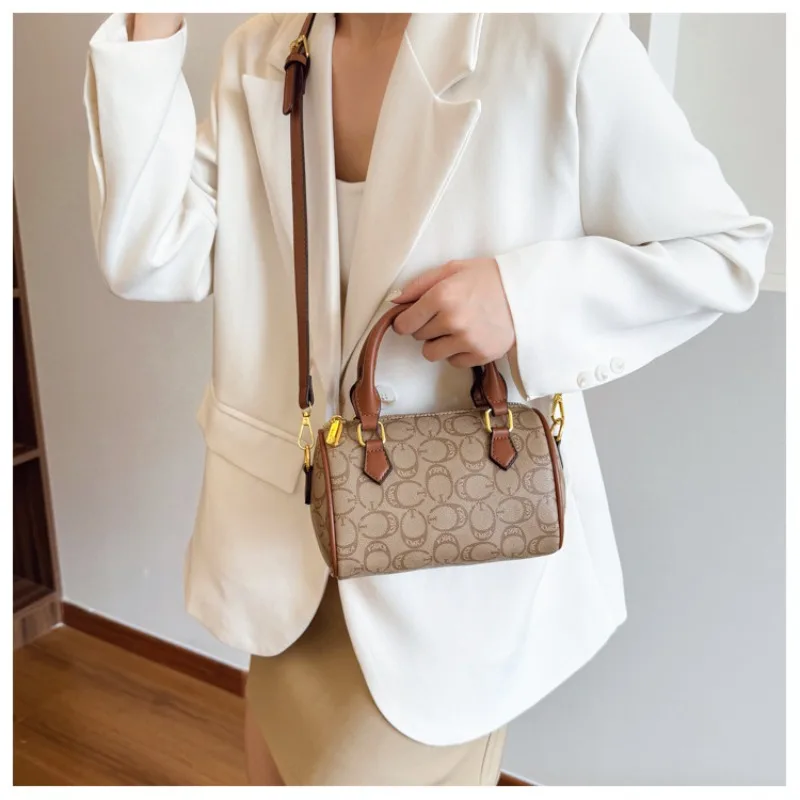 Classic retro Boston bag, casual versatile, high aesthetic, popular style, hand-held crossbody bag, shoulder bag
Classic retro Boston bag, casual versatile, high aesthetic, popular style, hand-held crossbody bag, shoulder bag