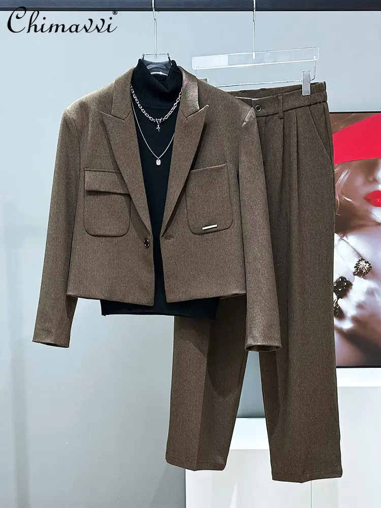 Модный деловой повседневный костюм-двойка: пиджак на одной пуговице с длинным рукавом и брюки с эластичным поясом на высокой талии для мужчин
Модный деловой повседневный костюм-двойка: пиджак на одной пуговице с длинным рукавом и брюки с эластичным поясом на высокой талии для мужчин