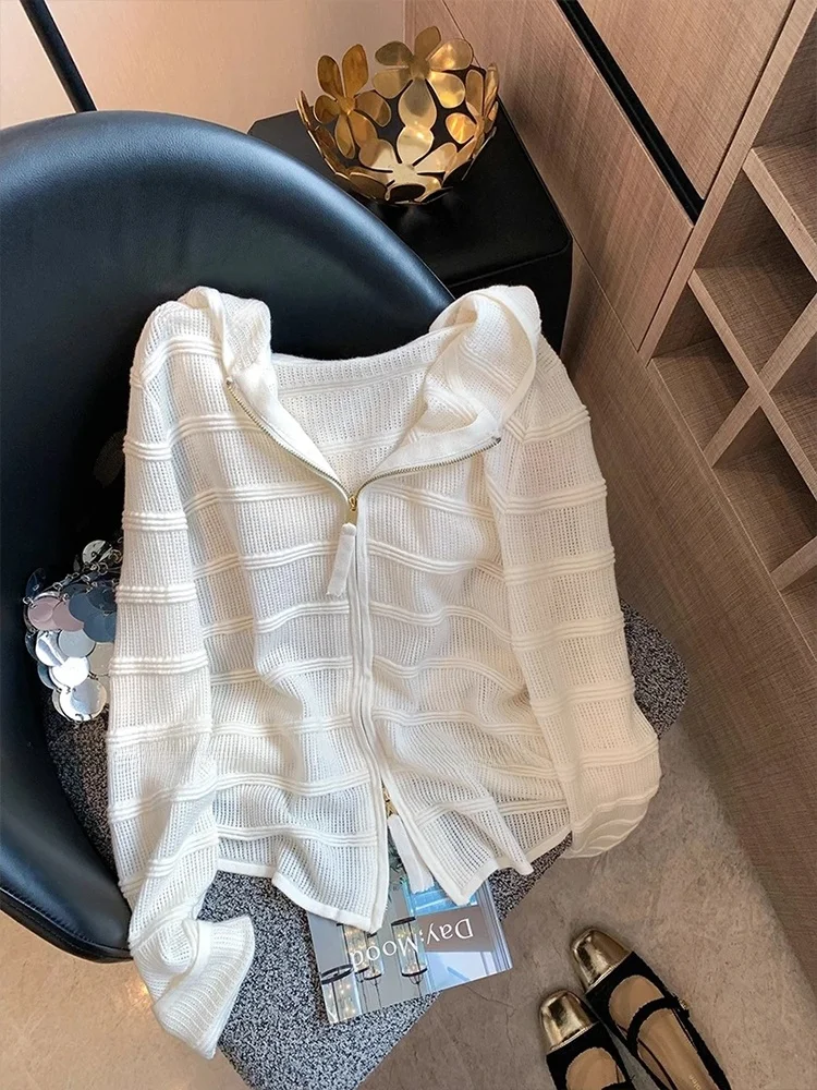 Белая ажурная вязаная кофта на молнии с капюшоном для женщин, ранняя осень, простой дизайн, универсальный тонкий топ, модный кардиган для девушек
Белая ажурная вязаная кофта на молнии с капюшоном для женщин, ранняя осень, простой дизайн, универсальный тонкий топ, модный кардиган для девушек