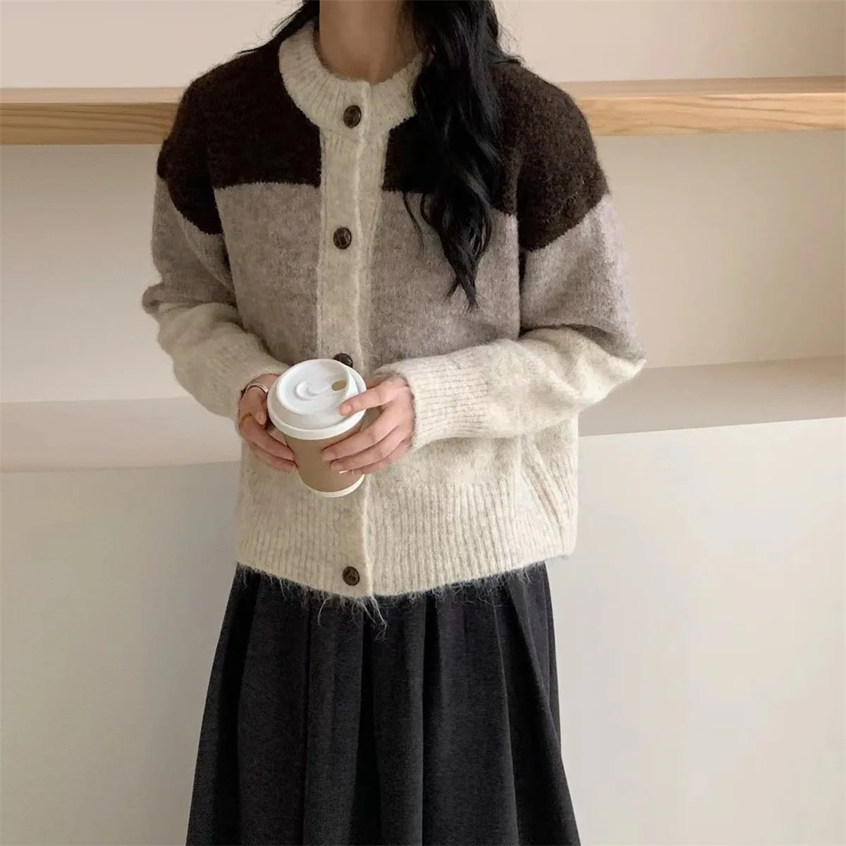 Color-blocked Striped Sweater Coat 2025 Autumn-winter Style Retro and Relaxed Design Fashionable and Versatile Knitted Cardigan
Color-blocked Striped Sweater Coat 2025 Autumn-winter Style Retro and Relaxed Design Fashionable and Versatile Knitted Cardigan