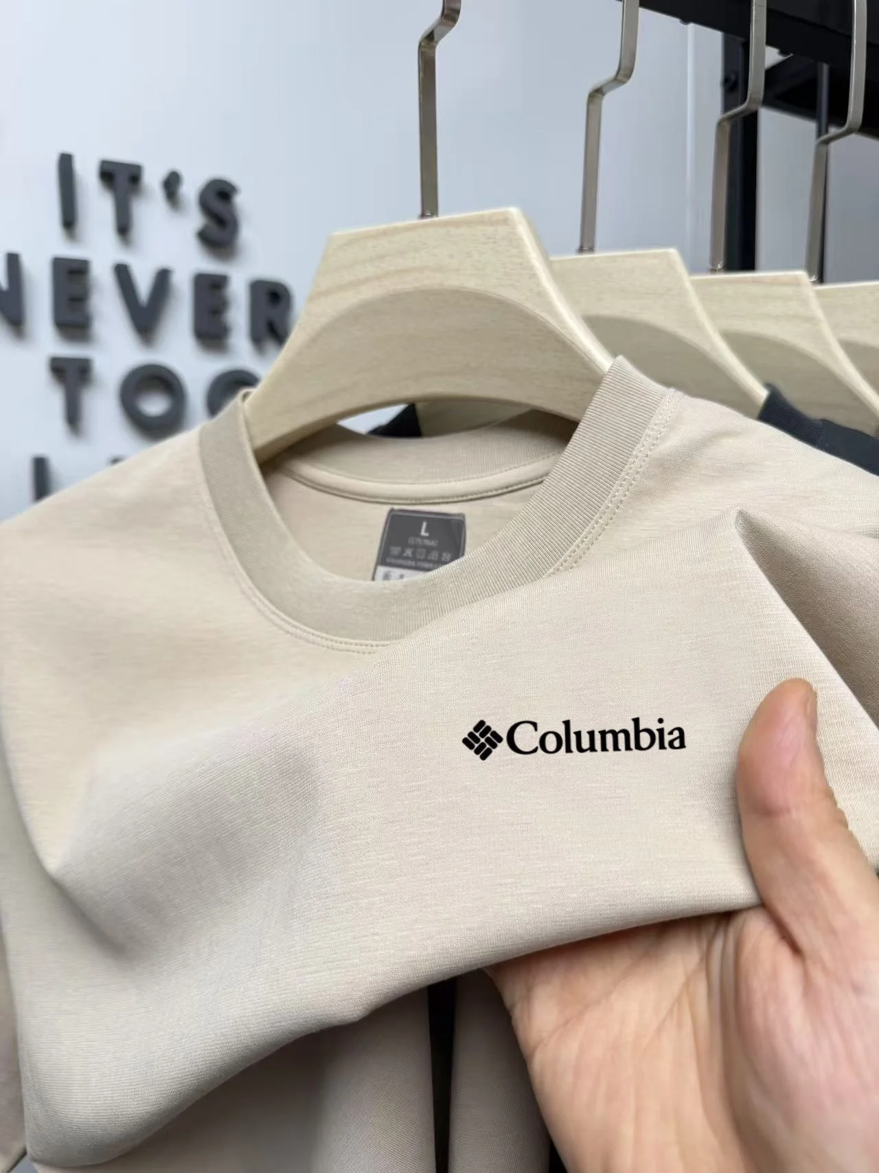 Embroidered high-end comfortable business men's short sleeved T-shirt fashion brand summer round neck casual top
Embroidered high-end comfortable business men's short sleeved T-shirt fashion brand summer round neck casual top