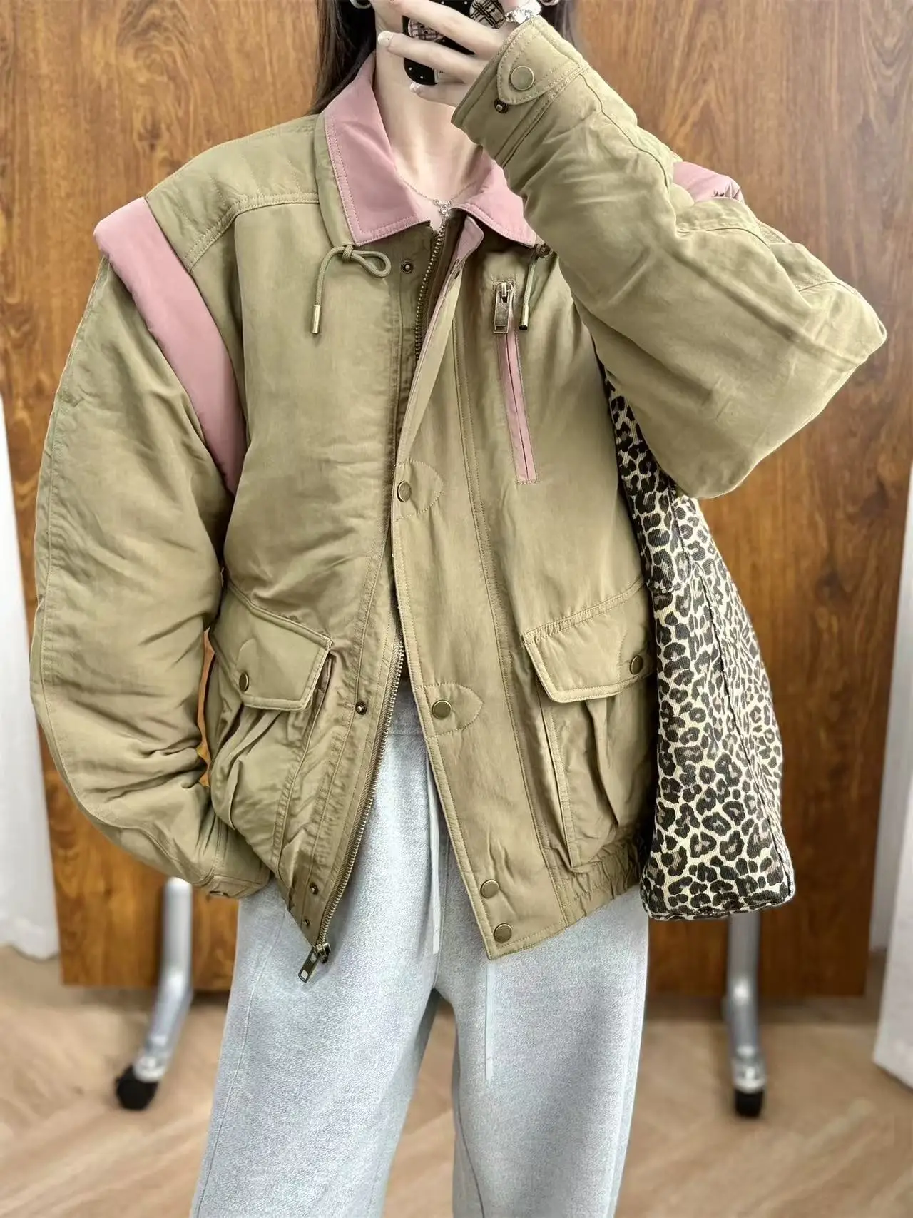 The 2025 new style of color-blocking, detachable, two-wear loose workwear with a cinched waist and cotton vest
The 2025 new style of color-blocking, detachable, two-wear loose workwear with a cinched waist and cotton vest