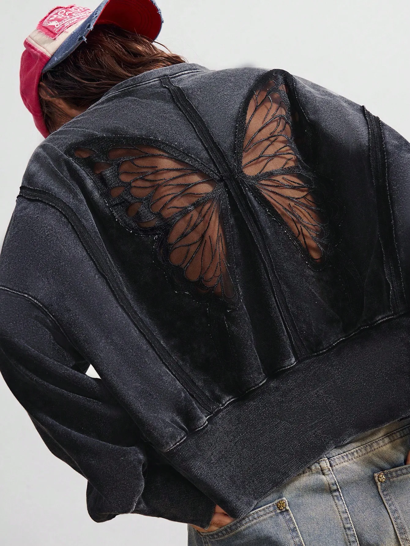 Женская черная толстовка свободного кроя с вырезом на спине в форме крыльев бабочки, повседневный уличный стиль
Женская черная толстовка свободного кроя с вырезом на спине в форме крыльев бабочки, повседневный уличный стиль