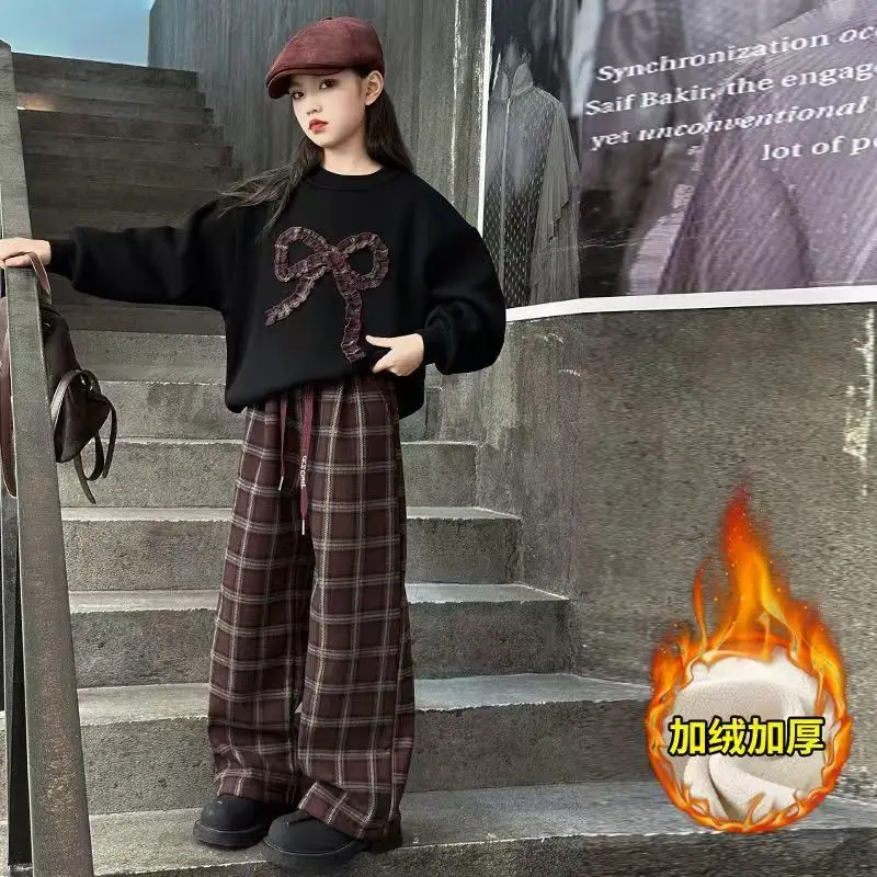 Autumn and Winter Girls' Suit Children's Fleece Thickened Bow Sweater Casual Plaid Pants Girls Korean Version Two-piece Set
Autumn and Winter Girls' Suit Children's Fleece Thickened Bow Sweater Casual Plaid Pants Girls Korean Version Two-piece Set