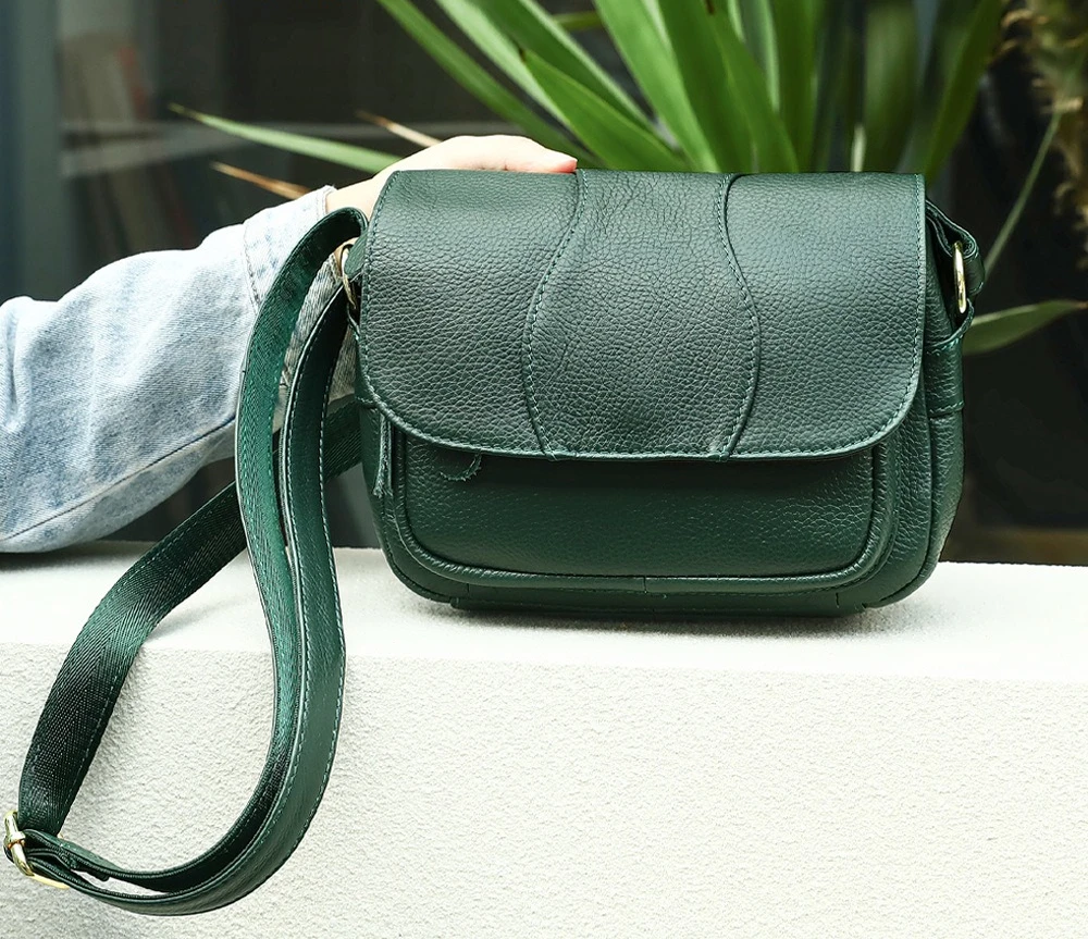 Genuine Cowhide Small Square Bag for Women Classic Minimalist Crossbody Purse Spacious Single Shoulder Bag Ladies Work Tote
Genuine Cowhide Small Square Bag for Women Classic Minimalist Crossbody Purse Spacious Single Shoulder Bag Ladies Work Tote