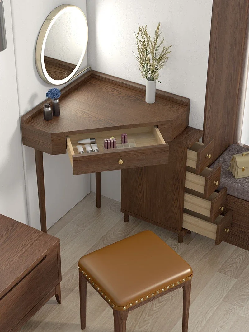 Многофункциональный угловой туалетный столик орехового цвета для спальни в маленькой квартире, треугольный туалетный столик с оформлением
Многофункциональный угловой туалетный столик орехового цвета для спальни в маленькой квартире, треугольный туалетный столик с оформлением