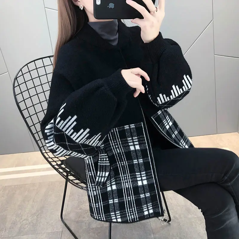 Autumn and Winter Woolen Coat Women's 2022 New Korean Version Round Neck Plaid Zipper Pocket Knitted Stitching Cardigan Jackets
Autumn and Winter Woolen Coat Women's 2022 New Korean Version Round Neck Plaid Zipper Pocket Knitted Stitching Cardigan Jackets