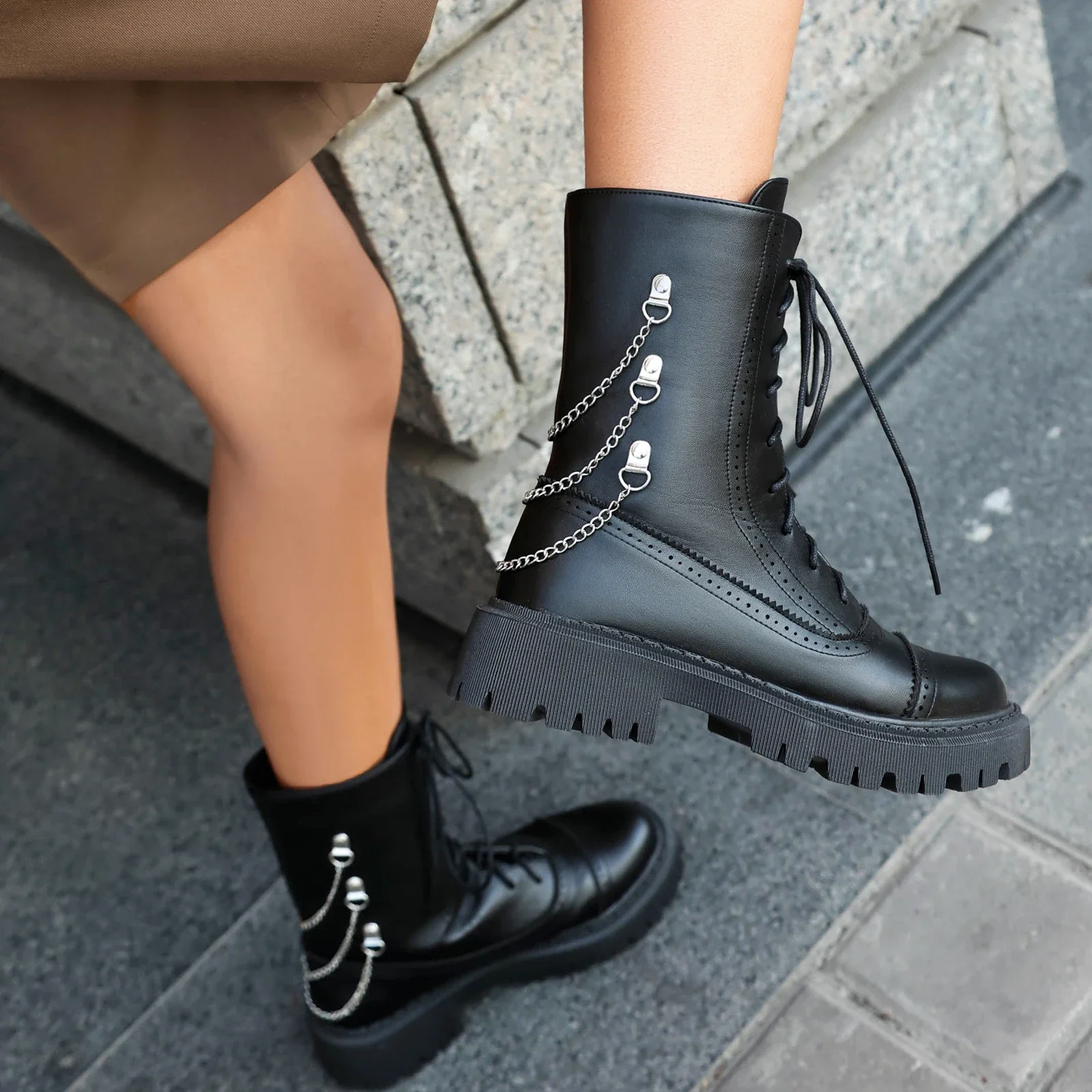 2024new autumn winter women ankle boots plus size 22.5-26cm pu upper lace up metal chain hollow out platform women modern boots
2024new autumn winter women ankle boots plus size 22.5-26cm pu upper lace up metal chain hollow out platform women modern boots