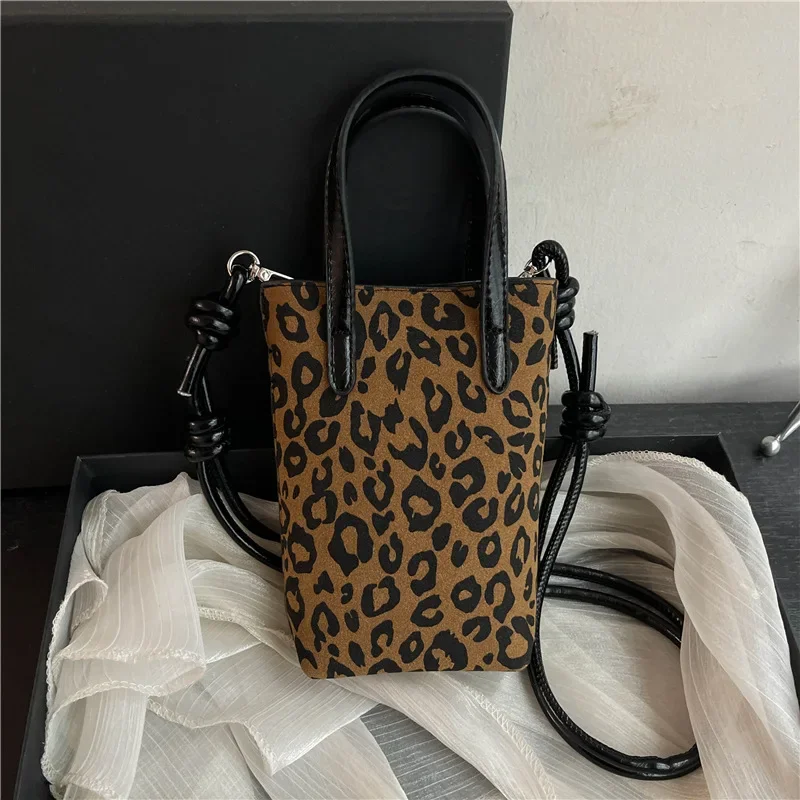 Women Mobile Phone Bag Pu Retro Leopard Print Shoulder Bag Coin Purse Small Crossbody Bags for Women Wallet Travel Bucket Bag
Women Mobile Phone Bag Pu Retro Leopard Print Shoulder Bag Coin Purse Small Crossbody Bags for Women Wallet Travel Bucket Bag