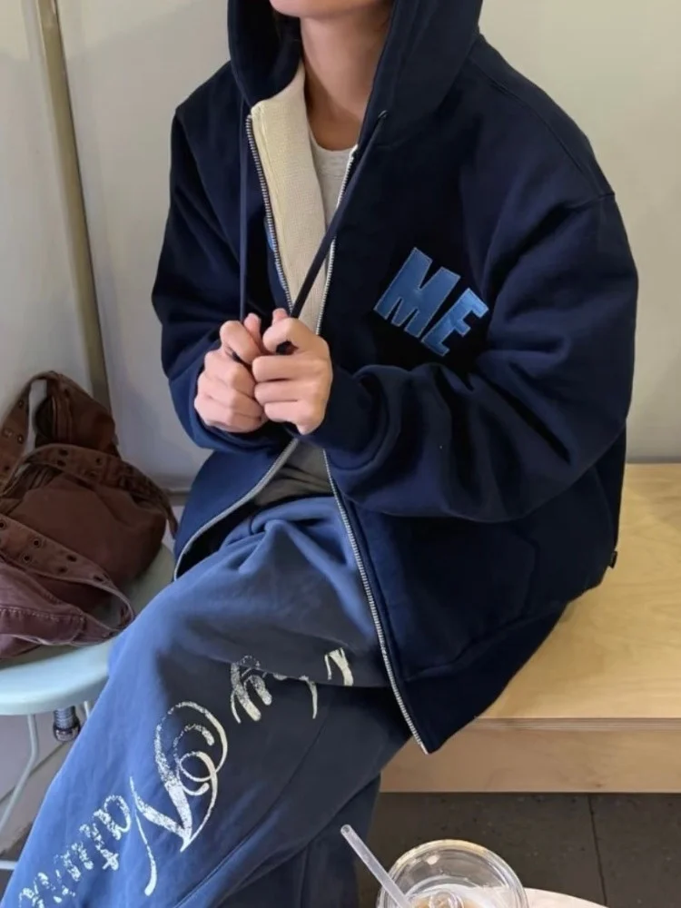 FW25 Arc Thermal Lined Hooded Zip up Sweatirt with Slanted Emblem Iron on Label Casual Loose Fit Long Sve ex Hoodie
FW25 Arc Thermal Lined Hooded Zip up Sweatirt with Slanted Emblem Iron on Label Casual Loose Fit Long Sve ex Hoodie