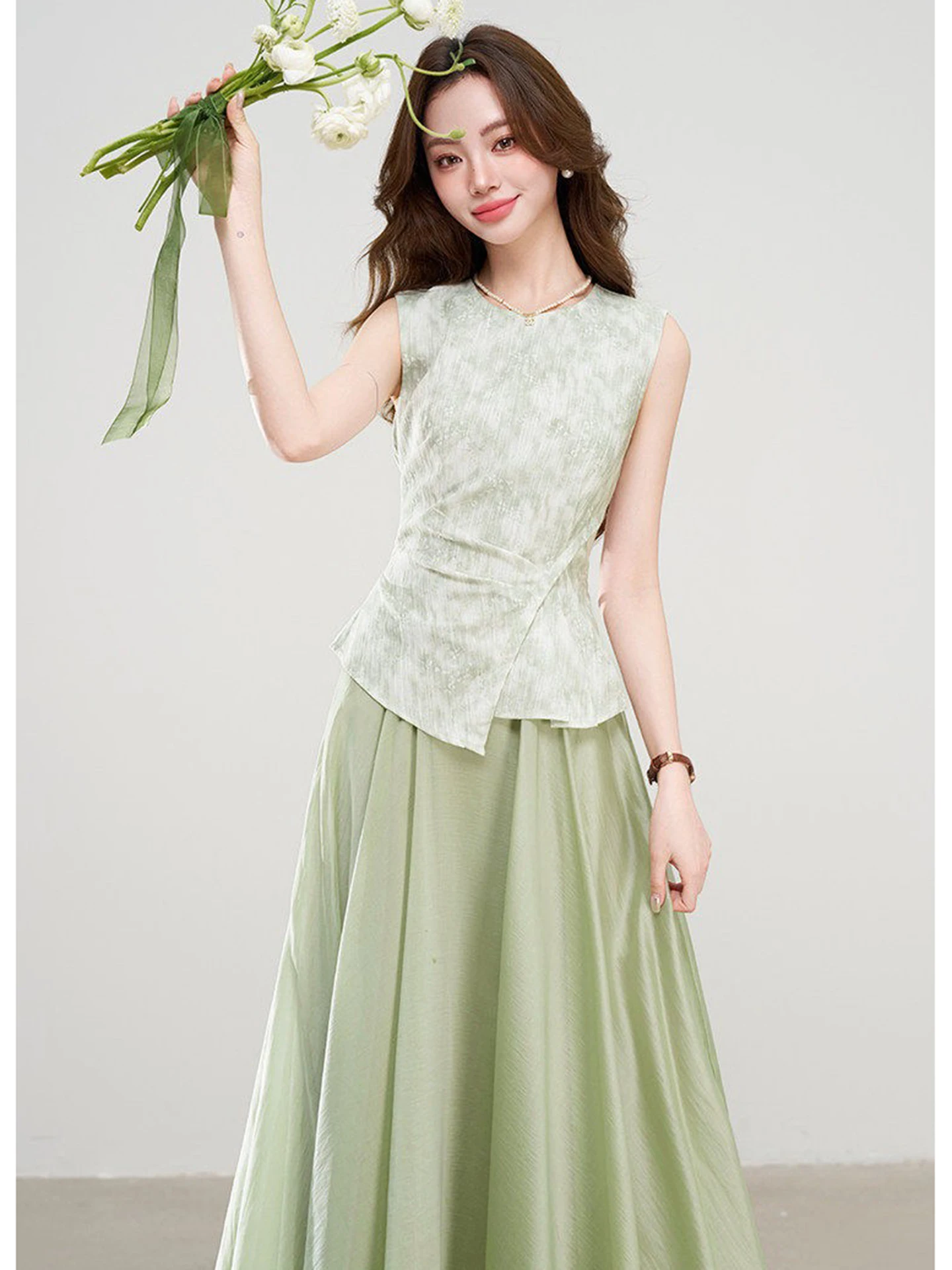 Green Maxi Dress Slimming A-Line Gown French Style Summer 2026 Sleeveless Vest Waist-Cinched Elegant Fake Two-Piece Ensemble
Green Maxi Dress Slimming A-Line Gown French Style Summer 2026 Sleeveless Vest Waist-Cinched Elegant Fake Two-Piece Ensemble