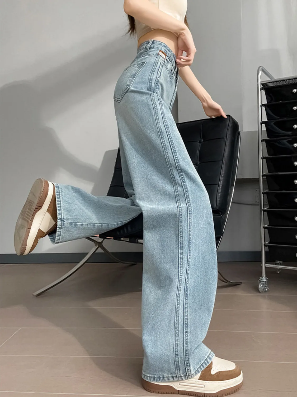 Women‘s High Waisted Wide Leg Jeans Y2K Baggy Denim Pants Light Wash Casual Full Length Trousers with Side Seam Detail
Women‘s High Waisted Wide Leg Jeans Y2K Baggy Denim Pants Light Wash Casual Full Length Trousers with Side Seam Detail