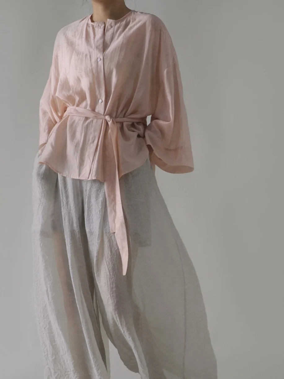 Новая китайская свободная шелковая блузка WHOOOS для весны и лета, с принтом, короткий рукав, легкая верхняя одежда для женщин, повседневный деловой стиль
Новая китайская свободная шелковая блузка WHOOOS для весны и лета, с принтом, короткий рукав, легкая верхняя одежда для женщин, повседневный деловой стиль