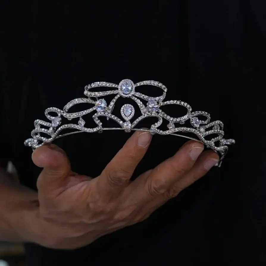 Винтажная циркониевая свадебная тиара с кристаллами, свадебная корона, аксессуар для волос для невесты, стиль принцессы для вечеринок по случаю дня рождения
Винтажная циркониевая свадебная тиара с кристаллами, свадебная корона, аксессуар для волос для невесты, стиль принцессы для вечеринок по случаю дня рождения