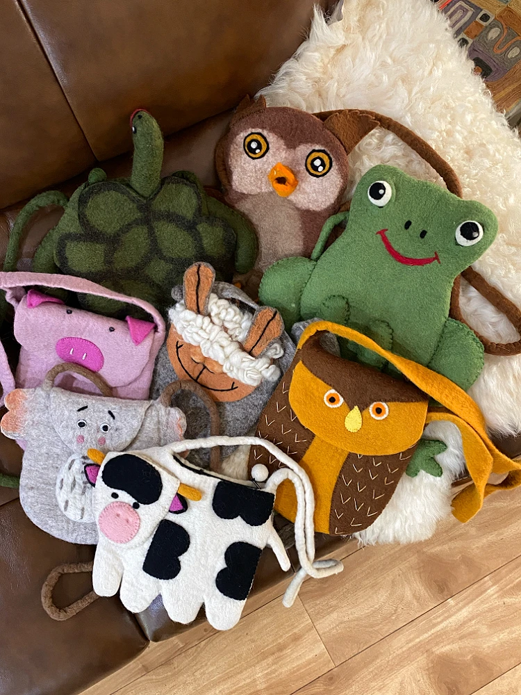Handmade Artistic Cute Versatile Cow Pig Frog Wool Felt Single Shoulder Crossbody Bag Soft Korean Style Unisex Casual Bag
Handmade Artistic Cute Versatile Cow Pig Frog Wool Felt Single Shoulder Crossbody Bag Soft Korean Style Unisex Casual Bag