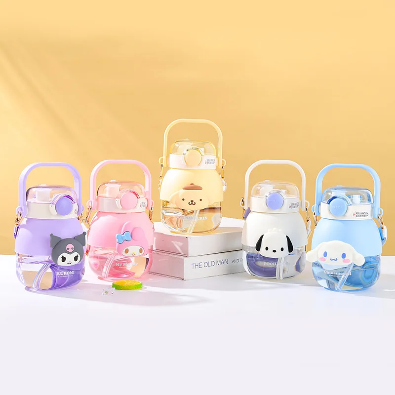 1050ML Sanrio Cinnamoroll Plastic Sippy Cup Anime Kuromi Melody Cartoon Kawaii Sports Water Bottle Coffee Kids Water Bottle Gift
1050ML Sanrio Cinnamoroll Plastic Sippy Cup Anime Kuromi Melody Cartoon Kawaii Sports Water Bottle Coffee Kids Water Bottle Gift