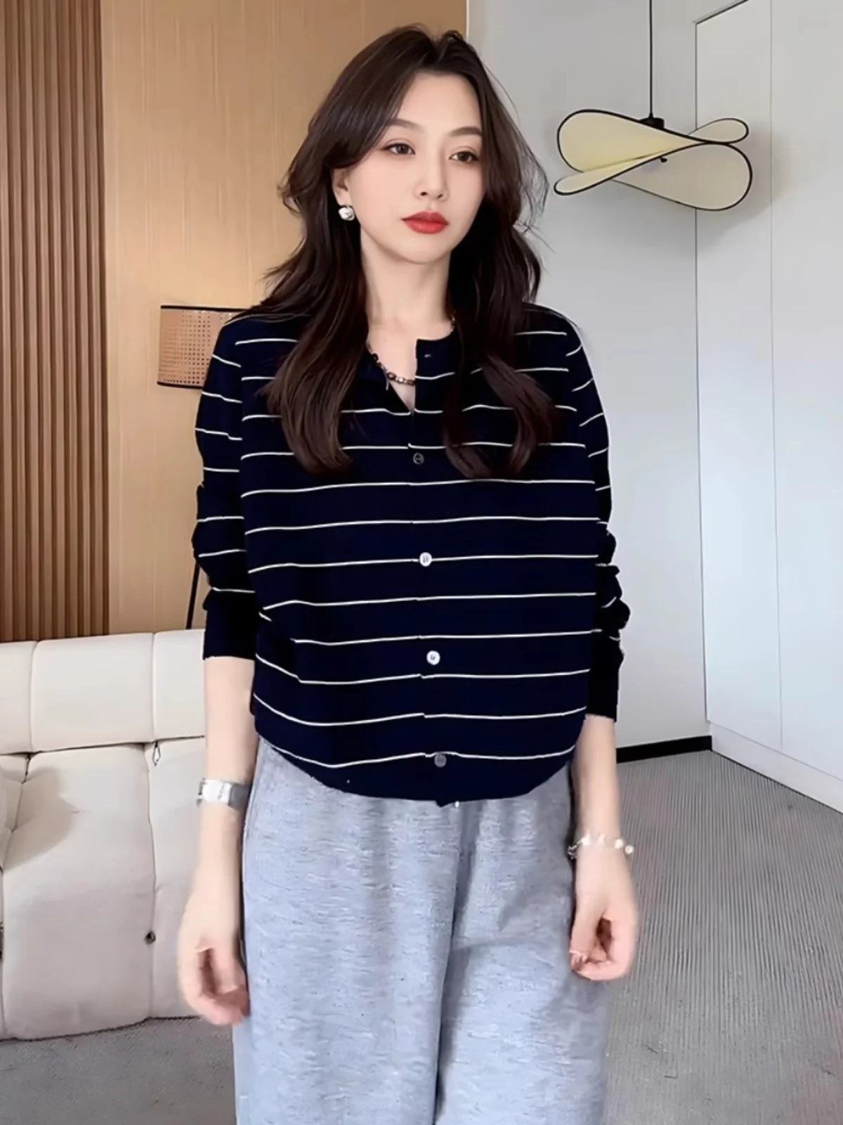 Трикотаж в ленивую полоску, женский свободный свитер больших размеров, повседневный удобный длинный топ свера, весенняя одежда в стиле груша аpe
Трикотаж в ленивую полоску, женский свободный свитер больших размеров, повседневный удобный длинный топ свера, весенняя одежда в стиле груша аpe