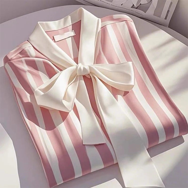 Летняя повседневная корейская мода, свободные пуговицы, однобортный полосатый бант, яркий, яркий, легко закрывается в людей, дикая популярность 
Летняя повседневная корейская мода, свободные пуговицы, однобортный полосатый бант, яркий, яркий, легко закрывается в людей, дикая популярность