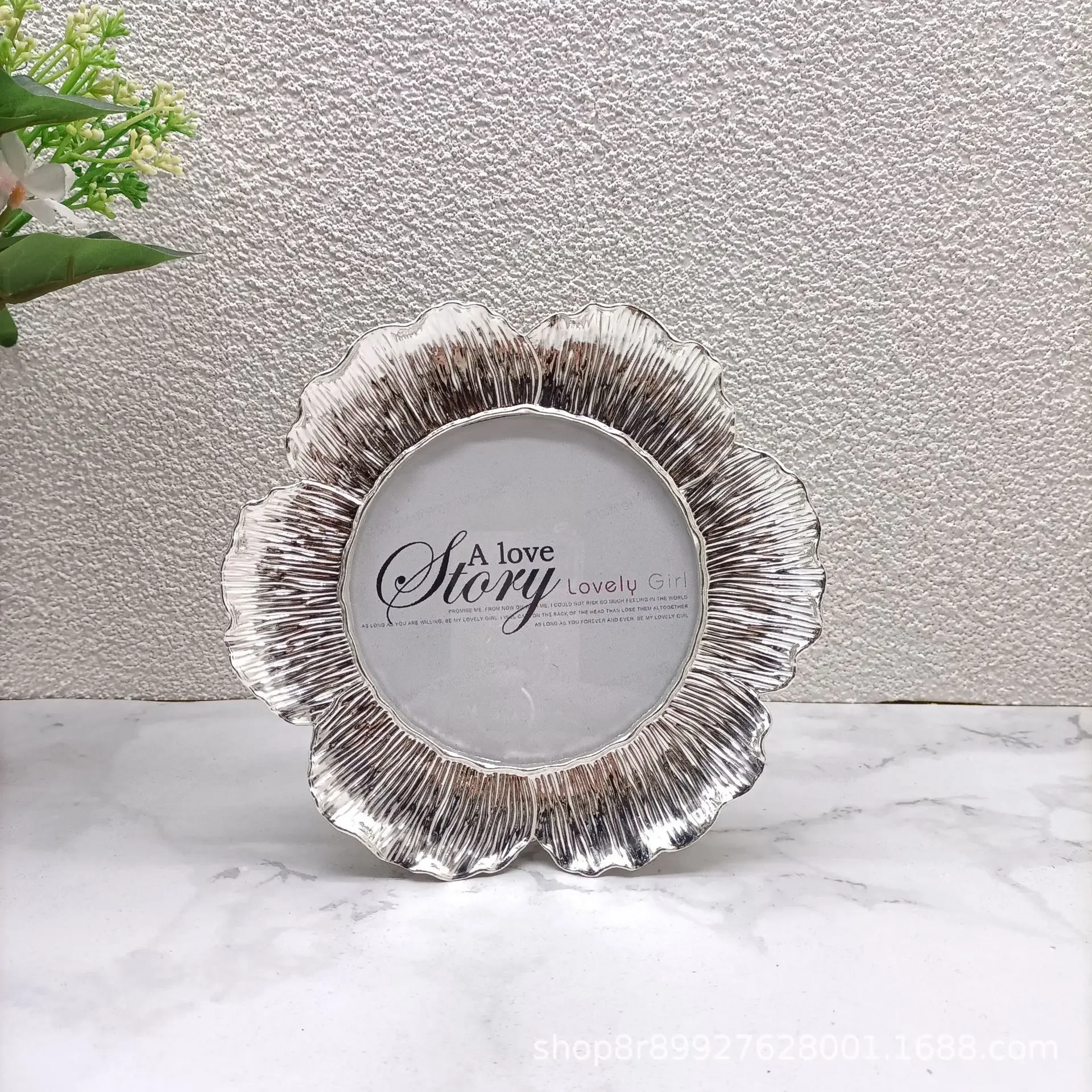 Silver Modern Simple Round Sunflower Metal Photo Frame Model Room Soft Decoration Table Ornaments Metal Photo Frame
Silver Modern Simple Round Sunflower Metal Photo Frame Model Room Soft Decoration Table Ornaments Metal Photo Frame