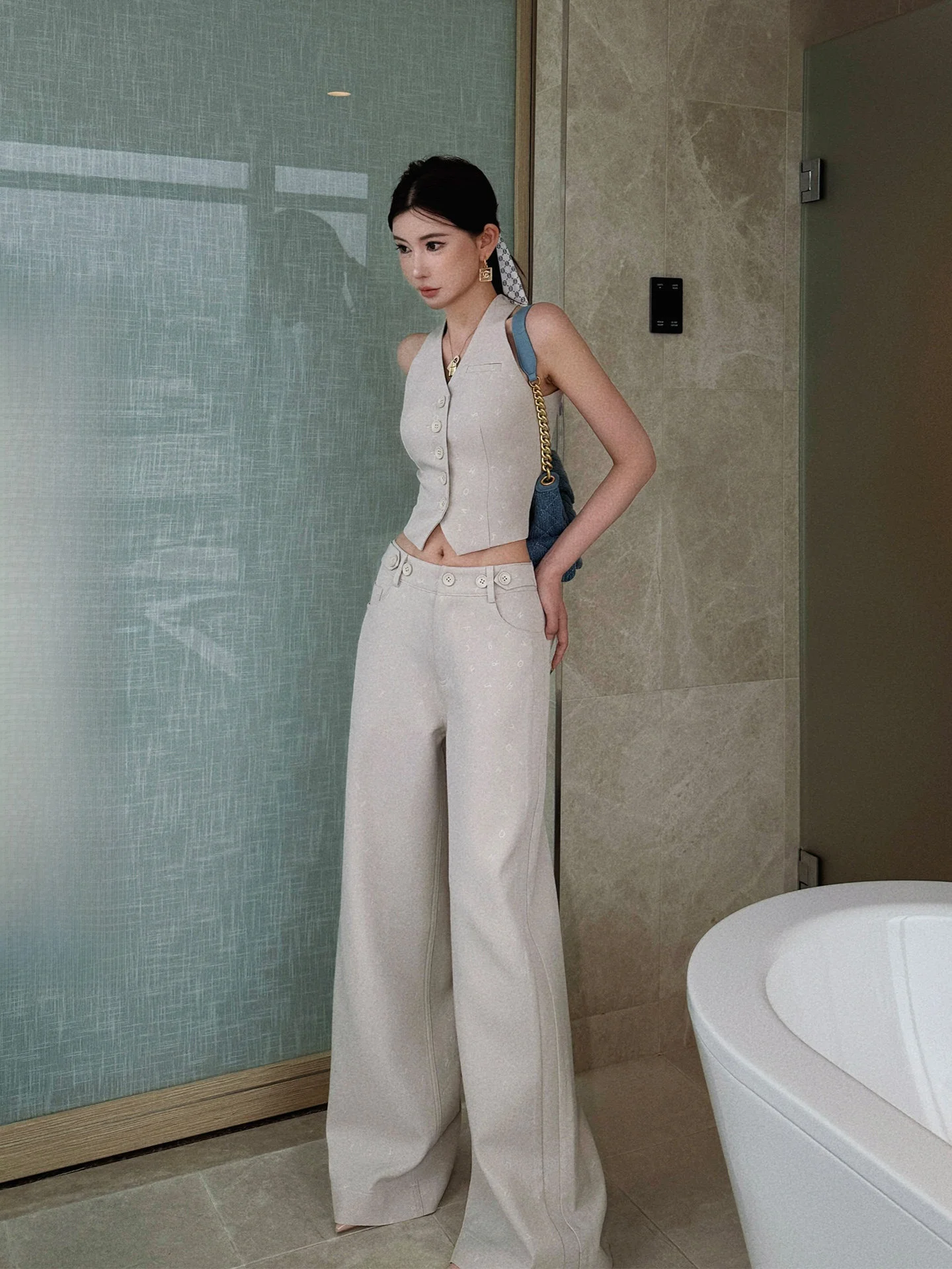 Летний дышащий хлопковый комплект-двойка Lililiwj: свободный крой, V-образный вырез, на пуговицах, повседневная рабочая одежда, брюки с высокой талией
Летний дышащий хлопковый комплект-двойка Lililiwj: свободный крой, V-образный вырез, на пуговицах, повседневная рабочая одежда, брюки с высокой талией