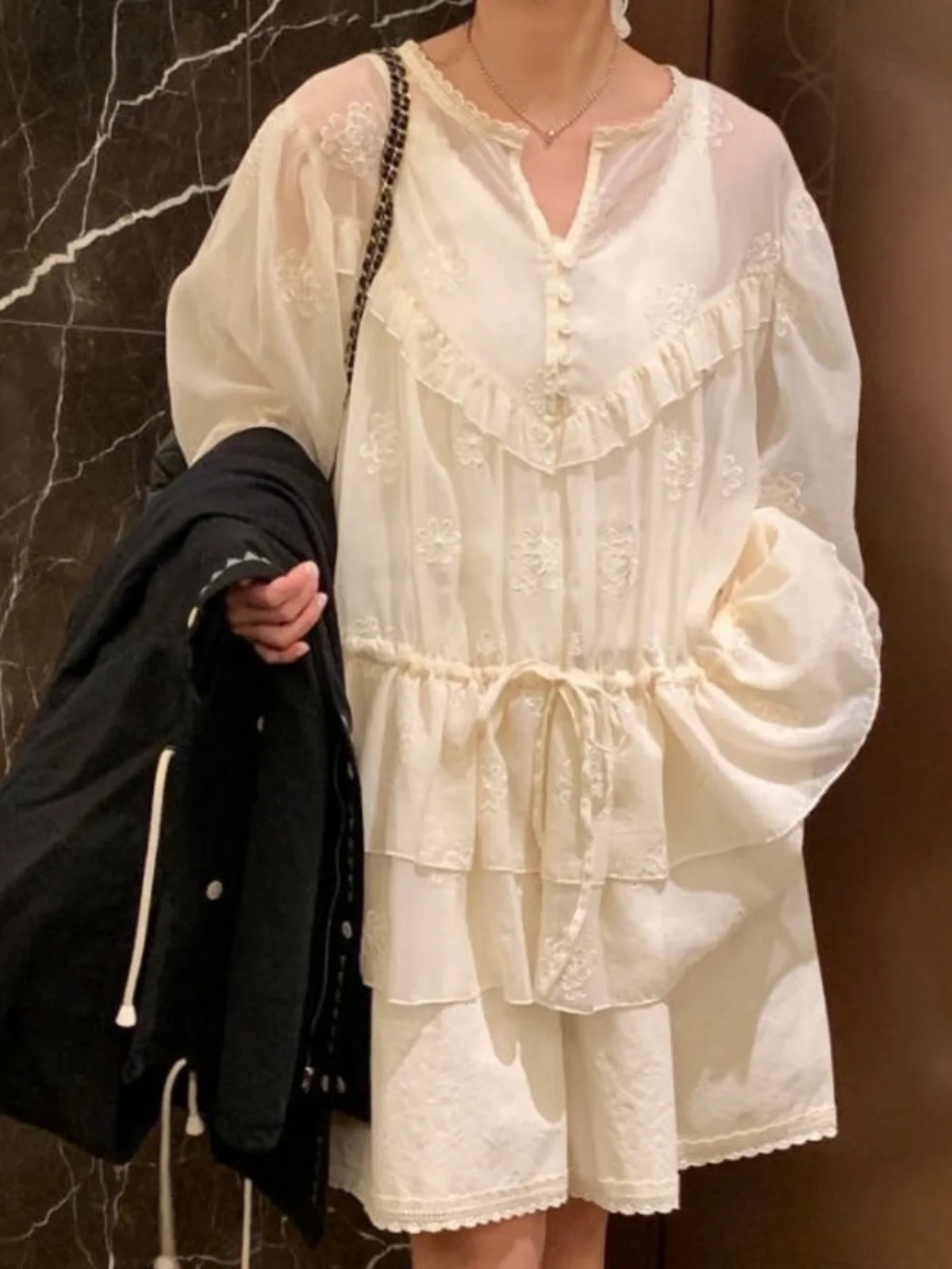 Chic Spring Design Chiffon Top Women's Loose Long Sve Embroidered Flower See-tough Casual Doll irt Korean Sle Bubble...
Chic Spring Design Chiffon Top Women's Loose Long Sve Embroidered Flower See-tough Casual Doll irt Korean Sle Bubble...