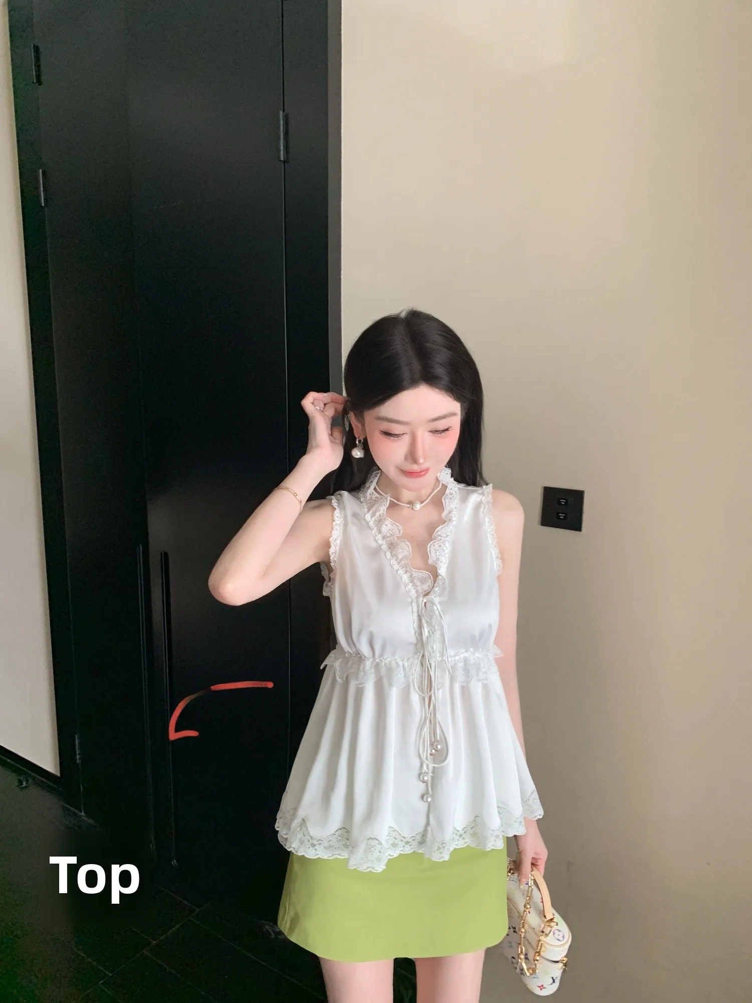 Moonlight White Lace Trim V-Neck Strapless Crop Top Women's Summer Slim Fit Sleeveless Casual Style Pure Desire Fashion
Moonlight White Lace Trim V-Neck Strapless Crop Top Women's Summer Slim Fit Sleeveless Casual Style Pure Desire Fashion