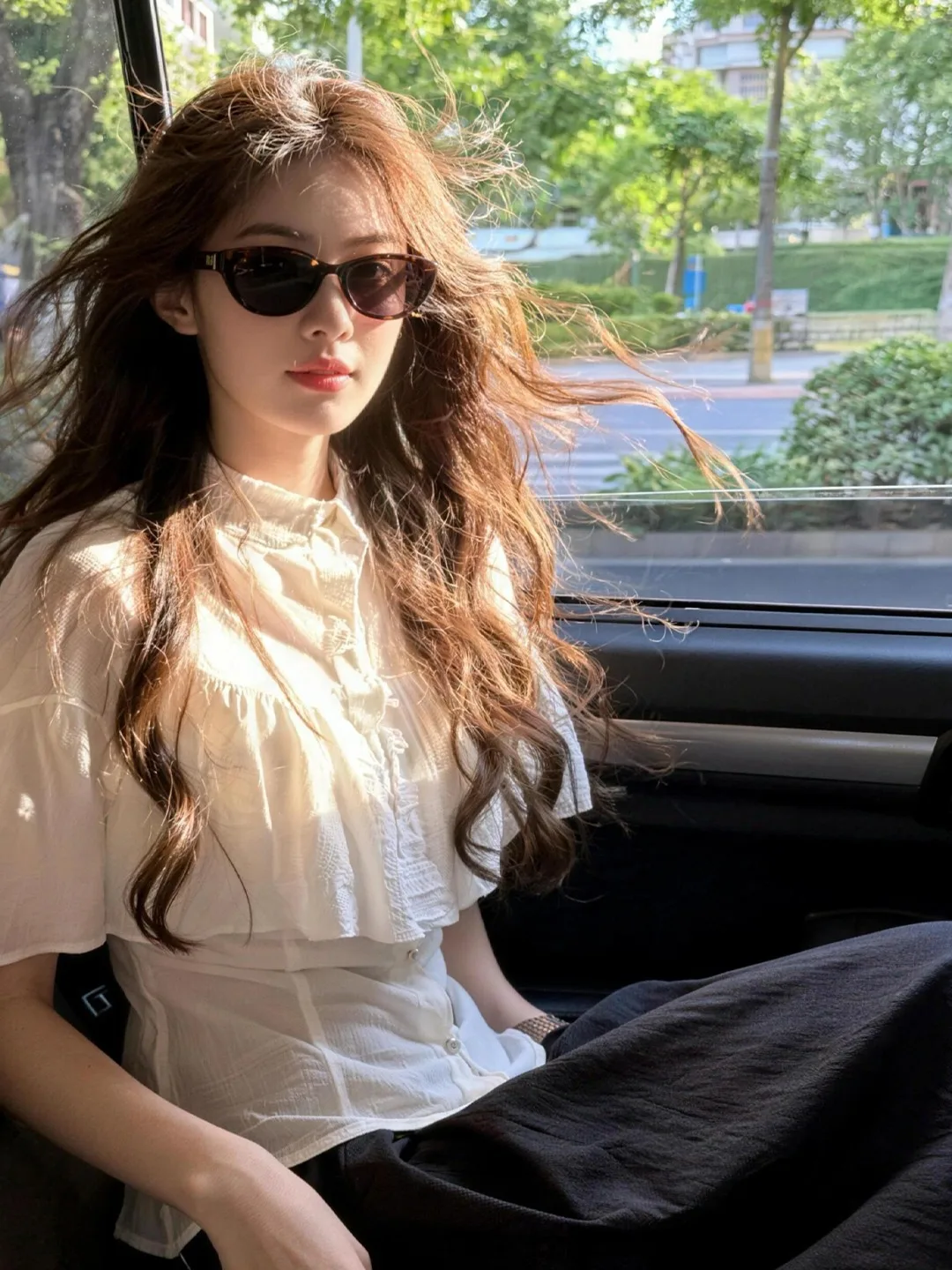 White Ruffle Sleeve Short Shirt Women's Summer Design Unique Attractive Beautiful Top Korean Style Loose Fit Regular Sleeve
White Ruffle Sleeve Short Shirt Women's Summer Design Unique Attractive Beautiful Top Korean Style Loose Fit Regular Sleeve