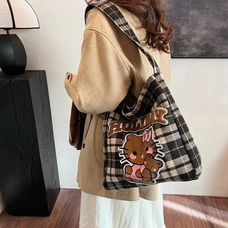 Kawaii Sanrio Hello Kitty, большая вместительная сумка для поездок на работу, женская сумка на одно плечо, новинка 2024, ретро, новая клетчатая сумка-тоут для милых девушек, ценная большая сумка
Kawaii Sanrio Hello Kitty, большая вместительная сумка для поездок на работу, женская сумка на одно плечо, новинка 2024, ретро, новая клетчатая сумка-тоут для милых девушек, ценная большая сумка