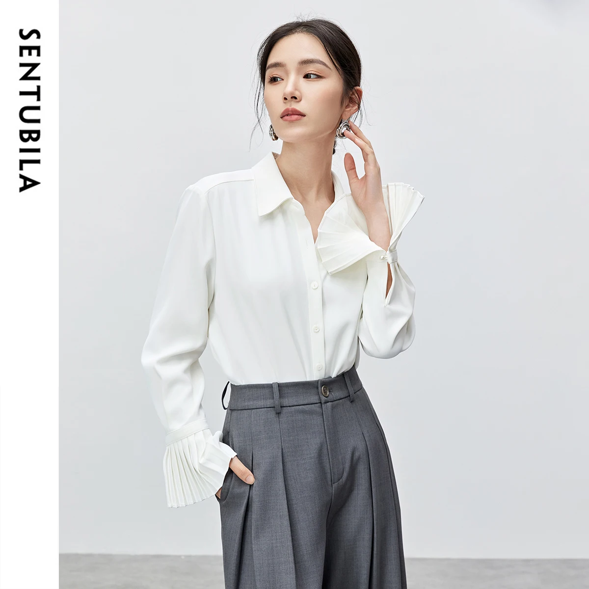 SENTUBILA Solid Color Slim Shirt Turn-down Collar Flare Sleeve Female Blouses 2025 Ladies Button Tops 151C80103X
SENTUBILA Solid Color Slim Shirt Turn-down Collar Flare Sleeve Female Blouses 2025 Ladies Button Tops 151C80103X
